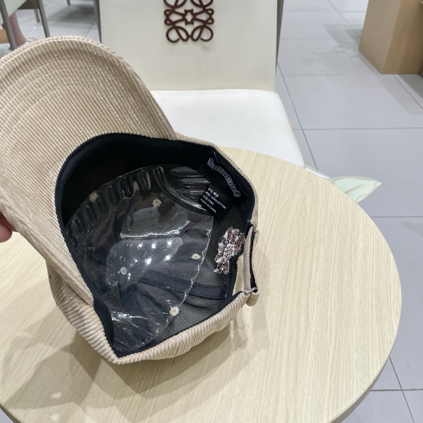  克罗心 秋季新款 灯芯绒棒球帽🧢
小标几个颜色真的很耐看
整个帽型软顶设计 戴上去和头部完美贴合非常舒