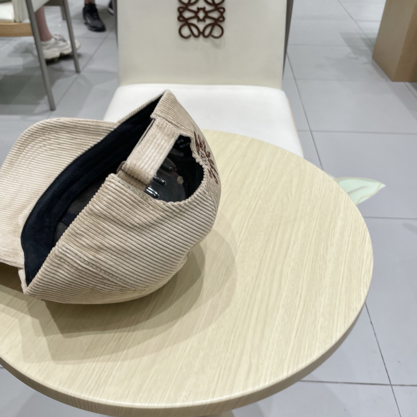  克罗心 秋季新款 灯芯绒棒球帽🧢
小标几个颜色真的很耐看
整个帽型软顶设计 戴上去和头部完美贴合非常舒