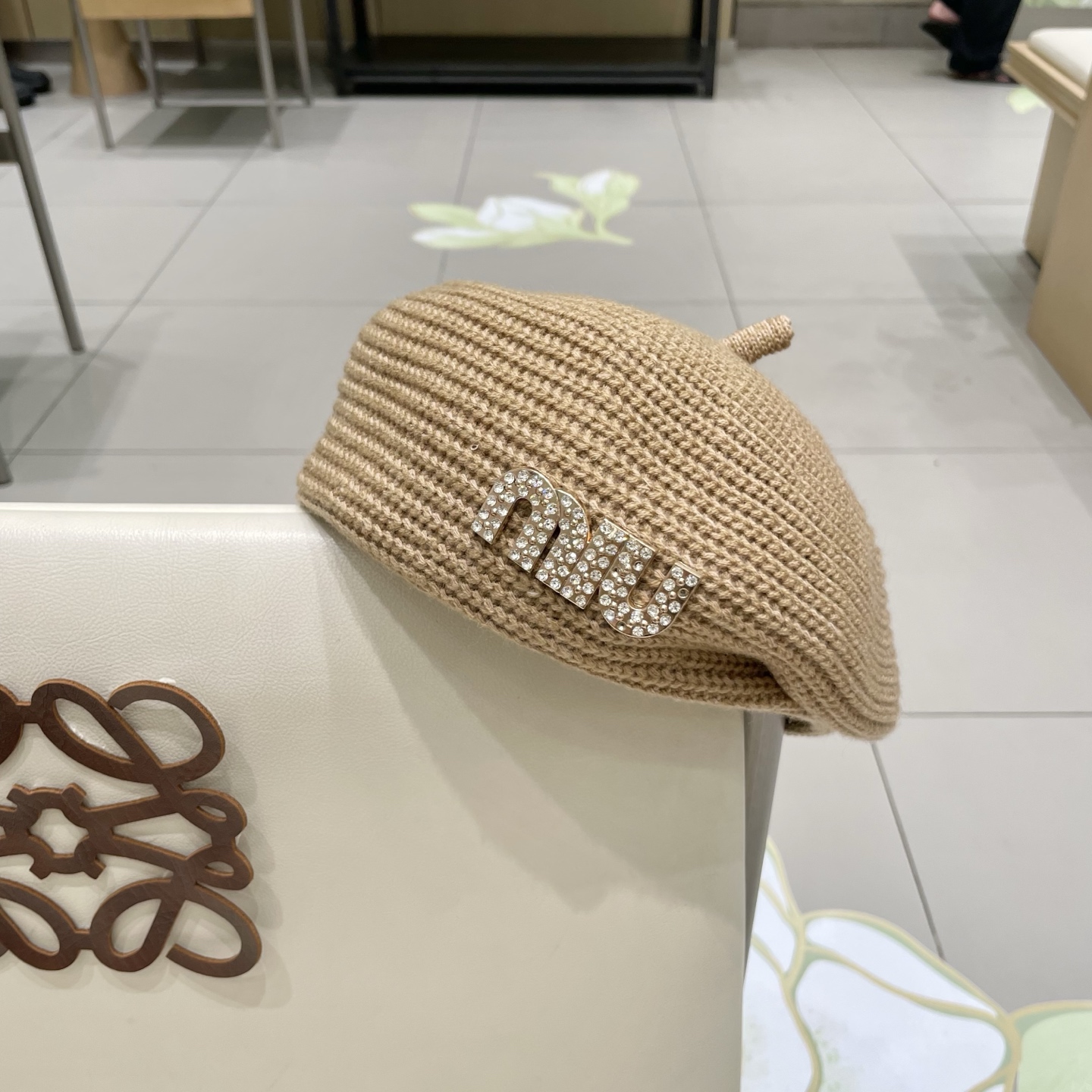  缪缪miumiu字母水钻贝雷帽女春秋款钩针定型画家帽薄款帽子显脸小