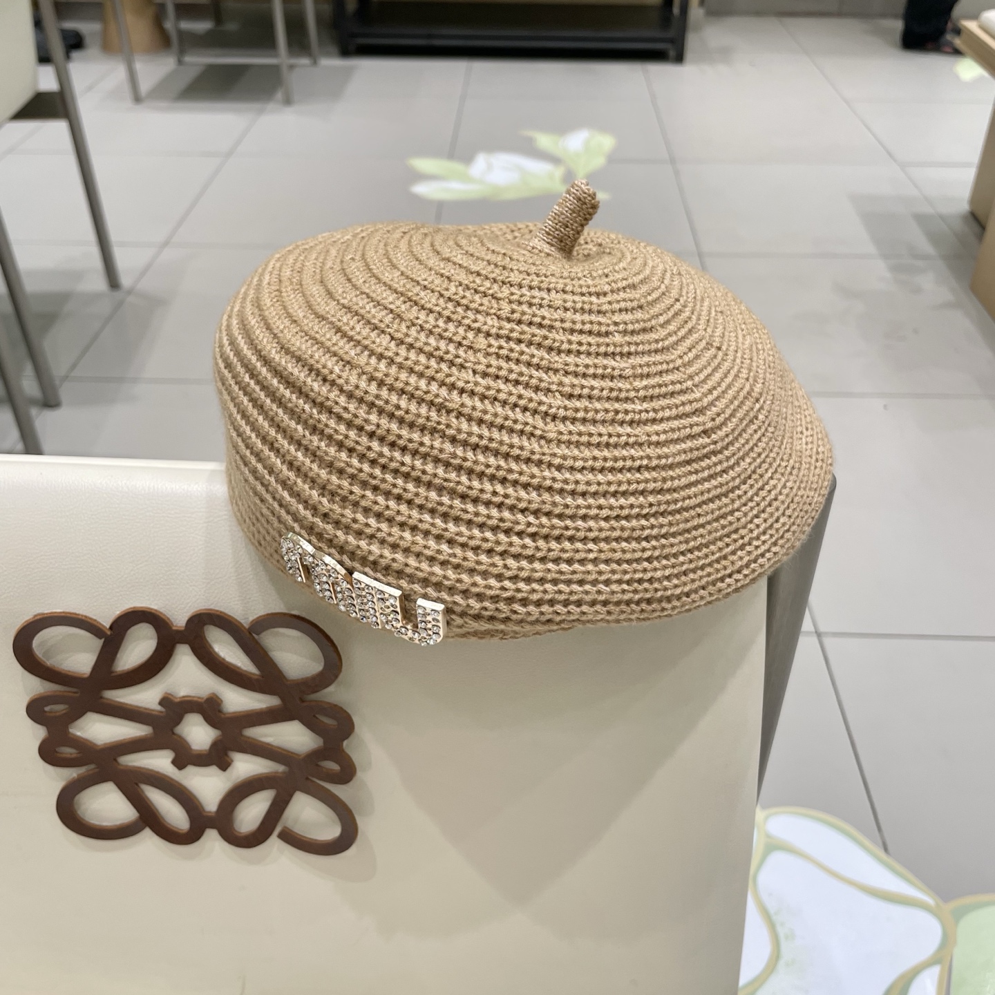  缪缪miumiu字母水钻贝雷帽女春秋款钩针定型画家帽薄款帽子显脸小