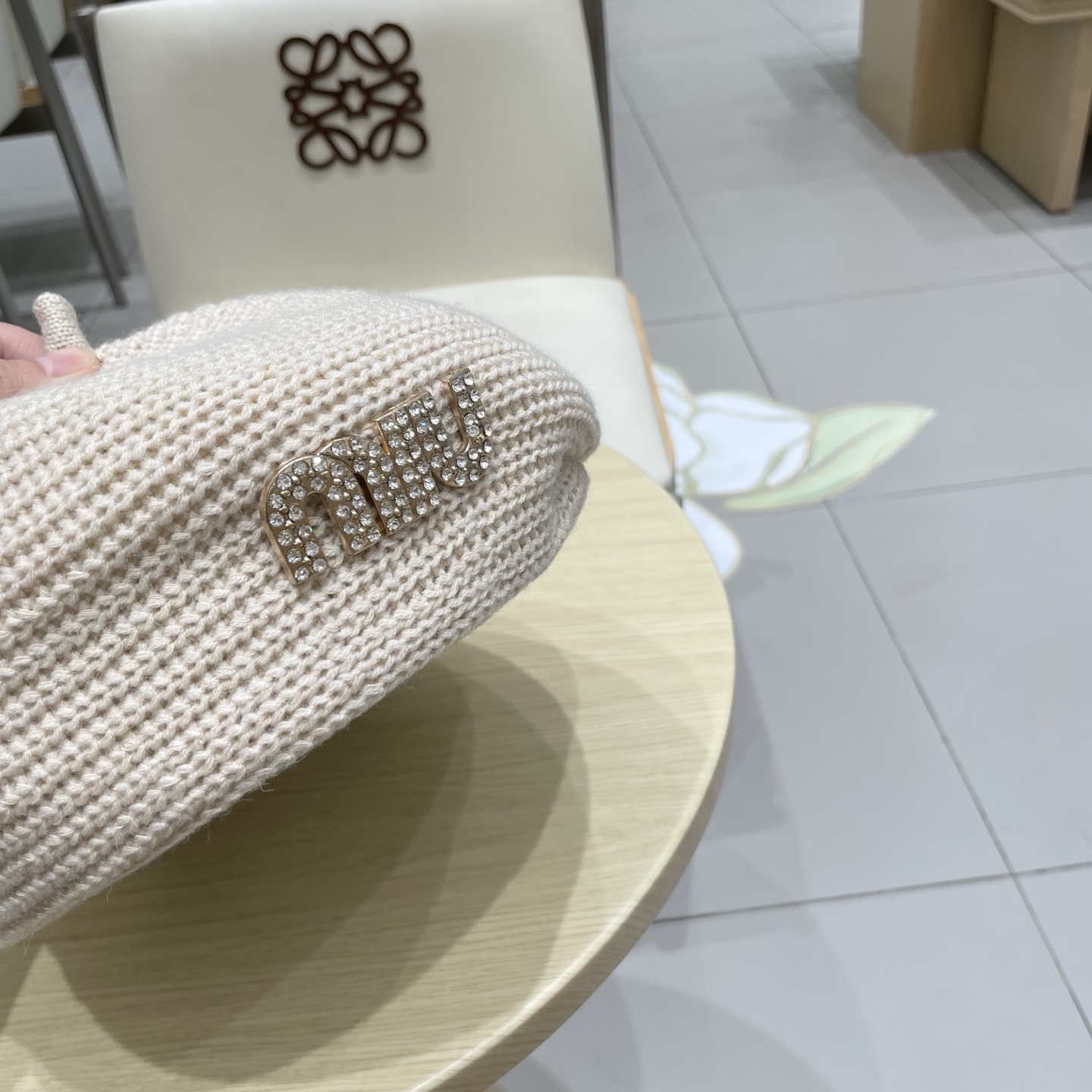  缪缪miumiu字母水钻贝雷帽女春秋款钩针定型画家帽薄款帽子显脸小