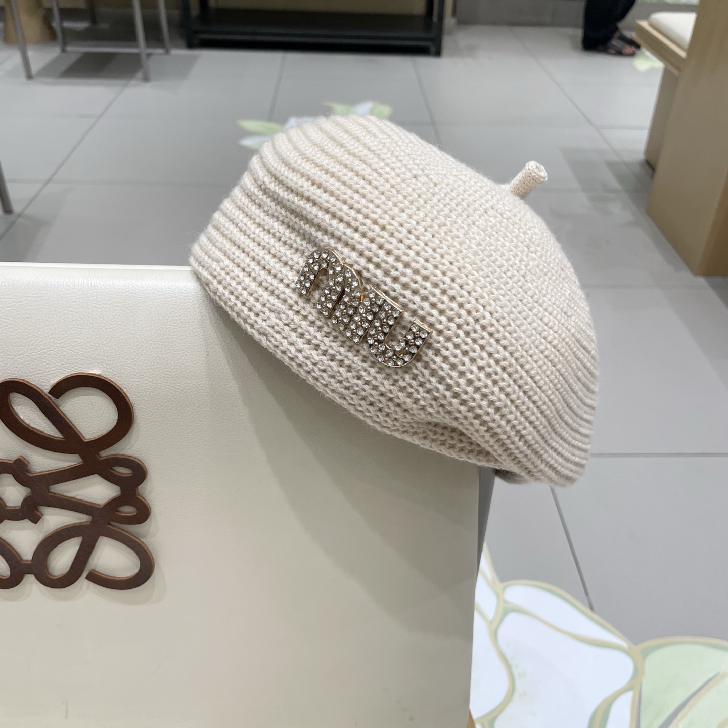  缪缪miumiu字母水钻贝雷帽女春秋款钩针定型画家帽薄款帽子显脸小