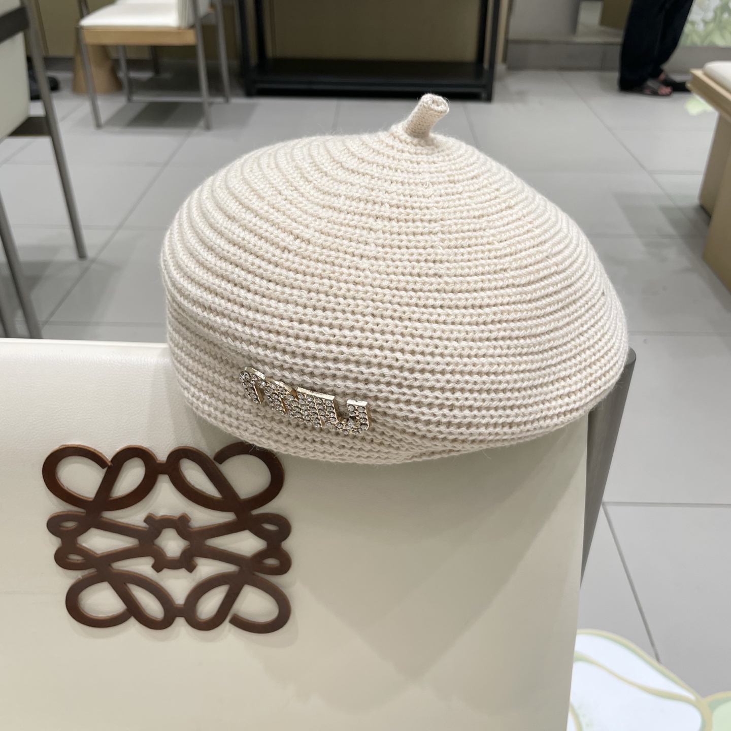  缪缪miumiu字母水钻贝雷帽女春秋款钩针定型画家帽薄款帽子显脸小