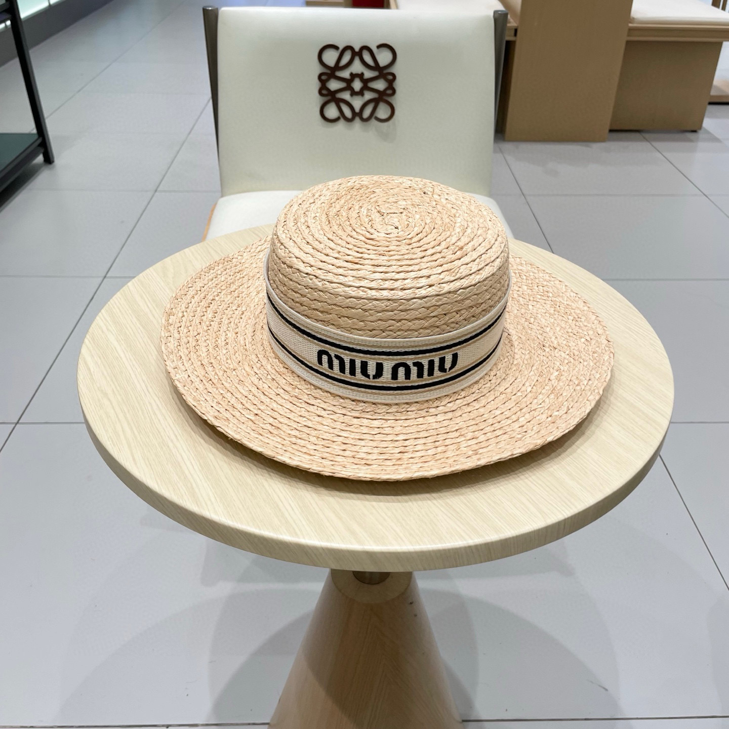  缪缪miumiu拉菲草平顶帽有点美