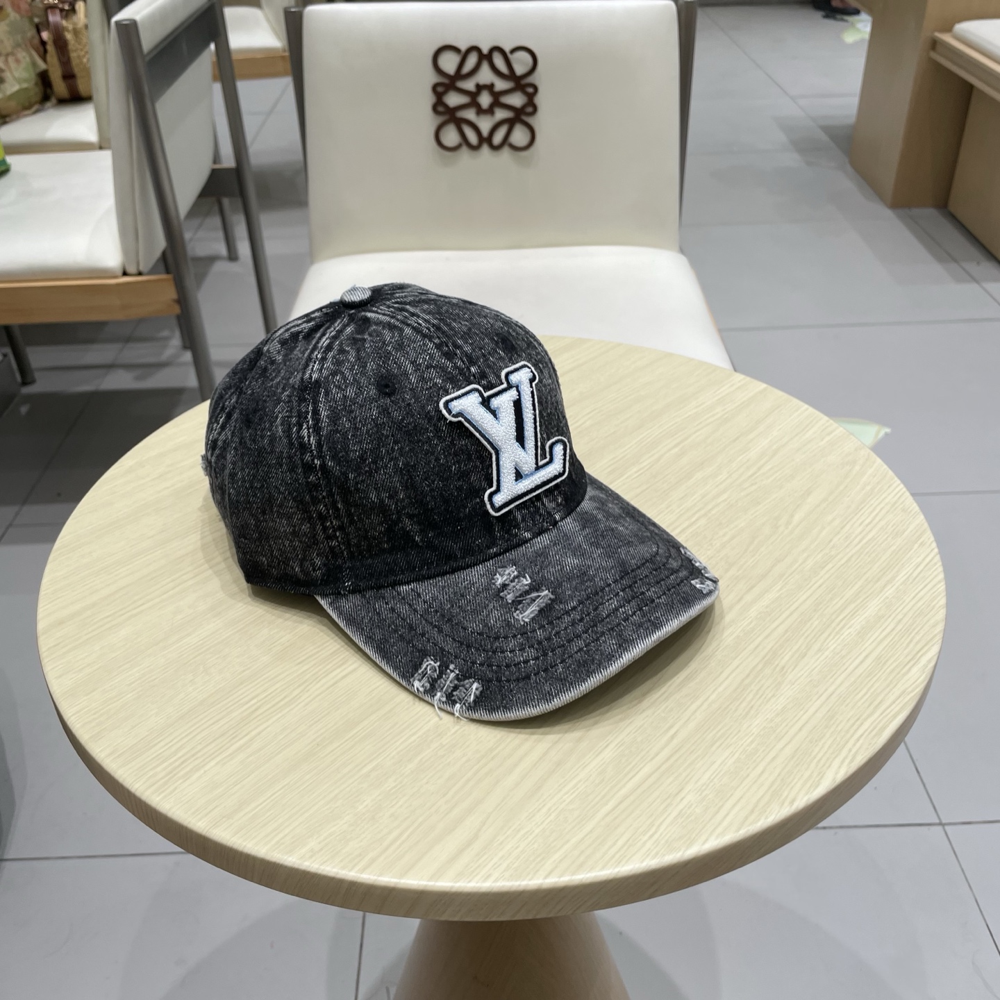  LV路易威登新款牛仔棒球帽
洗水牛仔风街头风十足
更符合现在时尚小哥哥小姐姐的style，机场街拍超飒