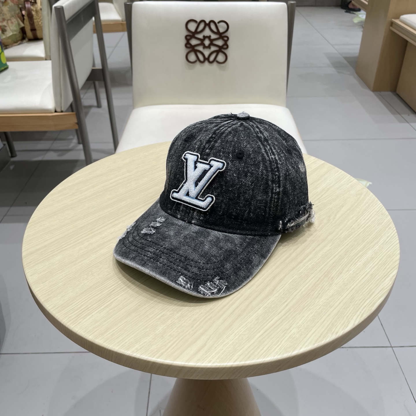  LV路易威登新款牛仔棒球帽
洗水牛仔风街头风十足
更符合现在时尚小哥哥小姐姐的style，机场街拍超飒
