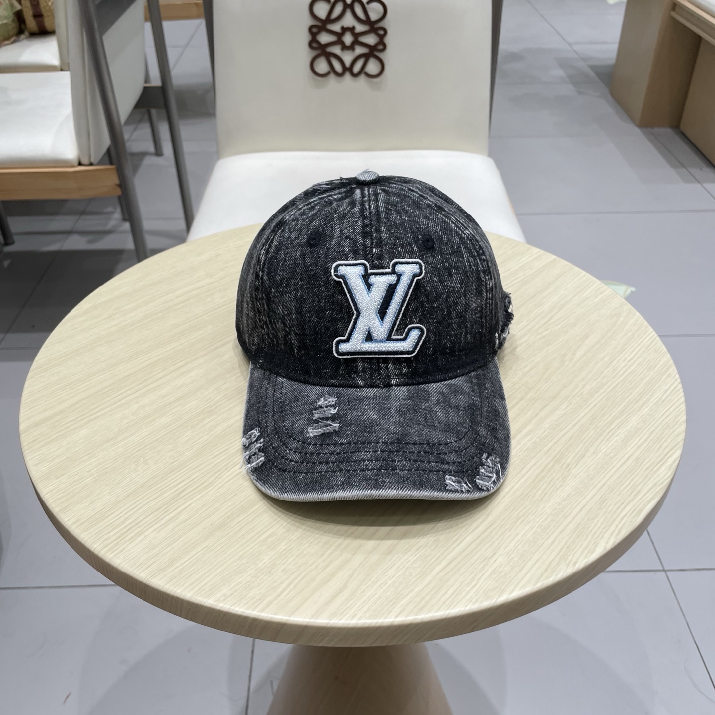  LV路易威登新款牛仔棒球帽
洗水牛仔风街头风十足
更符合现在时尚小哥哥小姐姐的style，机场街拍超飒