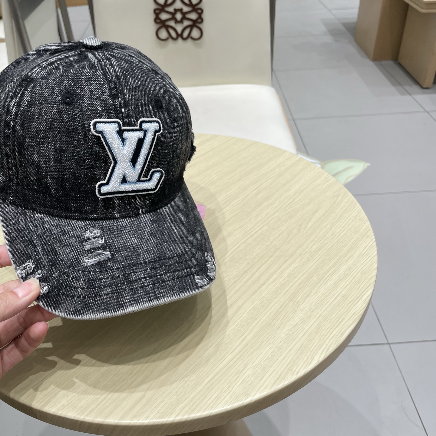  LV路易威登新款牛仔棒球帽
洗水牛仔风街头风十足
更符合现在时尚小哥哥小姐姐的style，机场街拍超飒