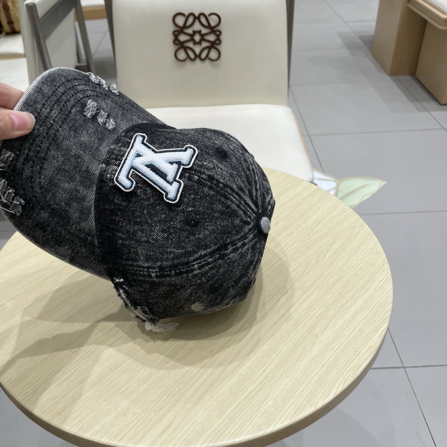  LV路易威登新款牛仔棒球帽
洗水牛仔风街头风十足
更符合现在时尚小哥哥小姐姐的style，机场街拍超飒