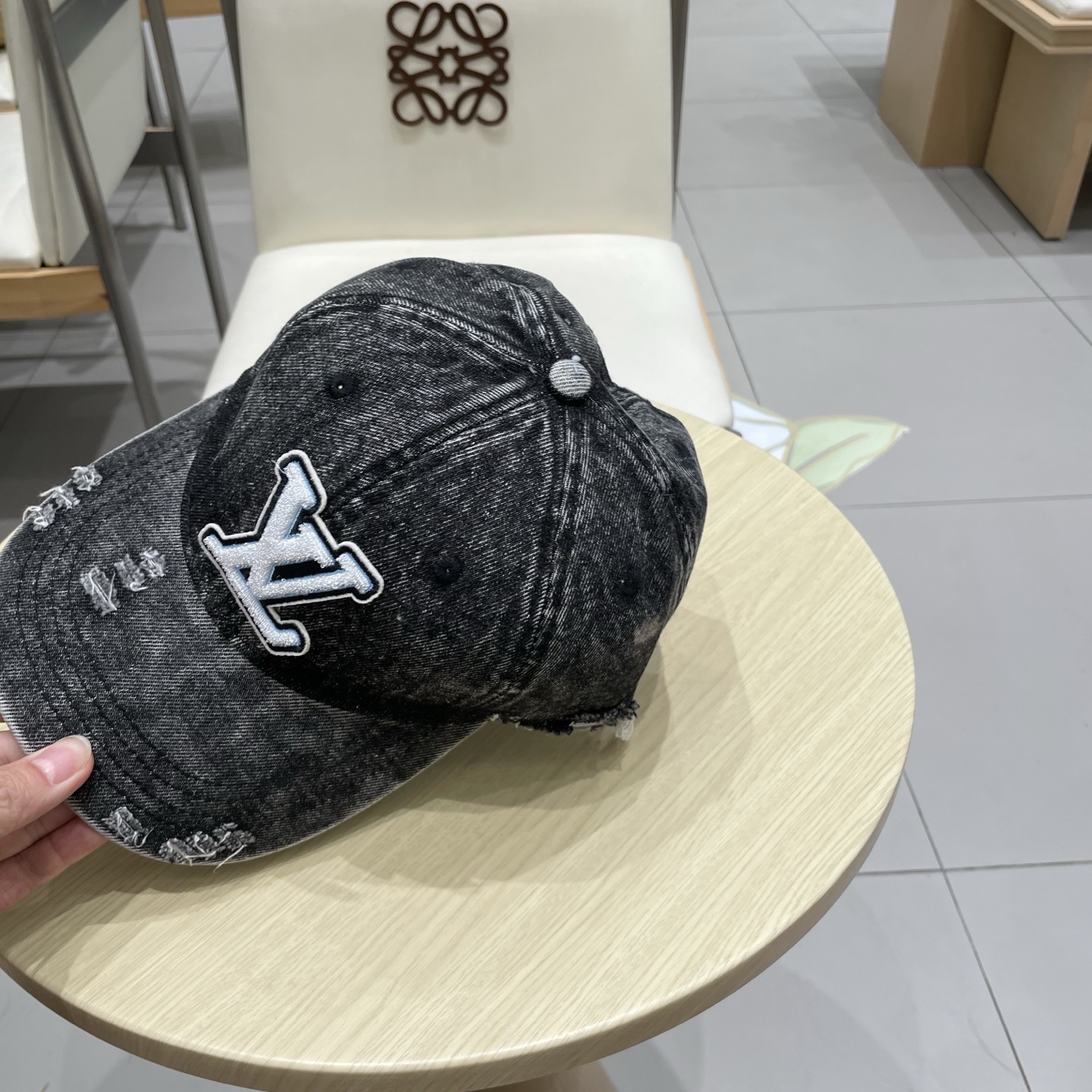  LV路易威登新款牛仔棒球帽
洗水牛仔风街头风十足
更符合现在时尚小哥哥小姐姐的style，机场街拍超飒