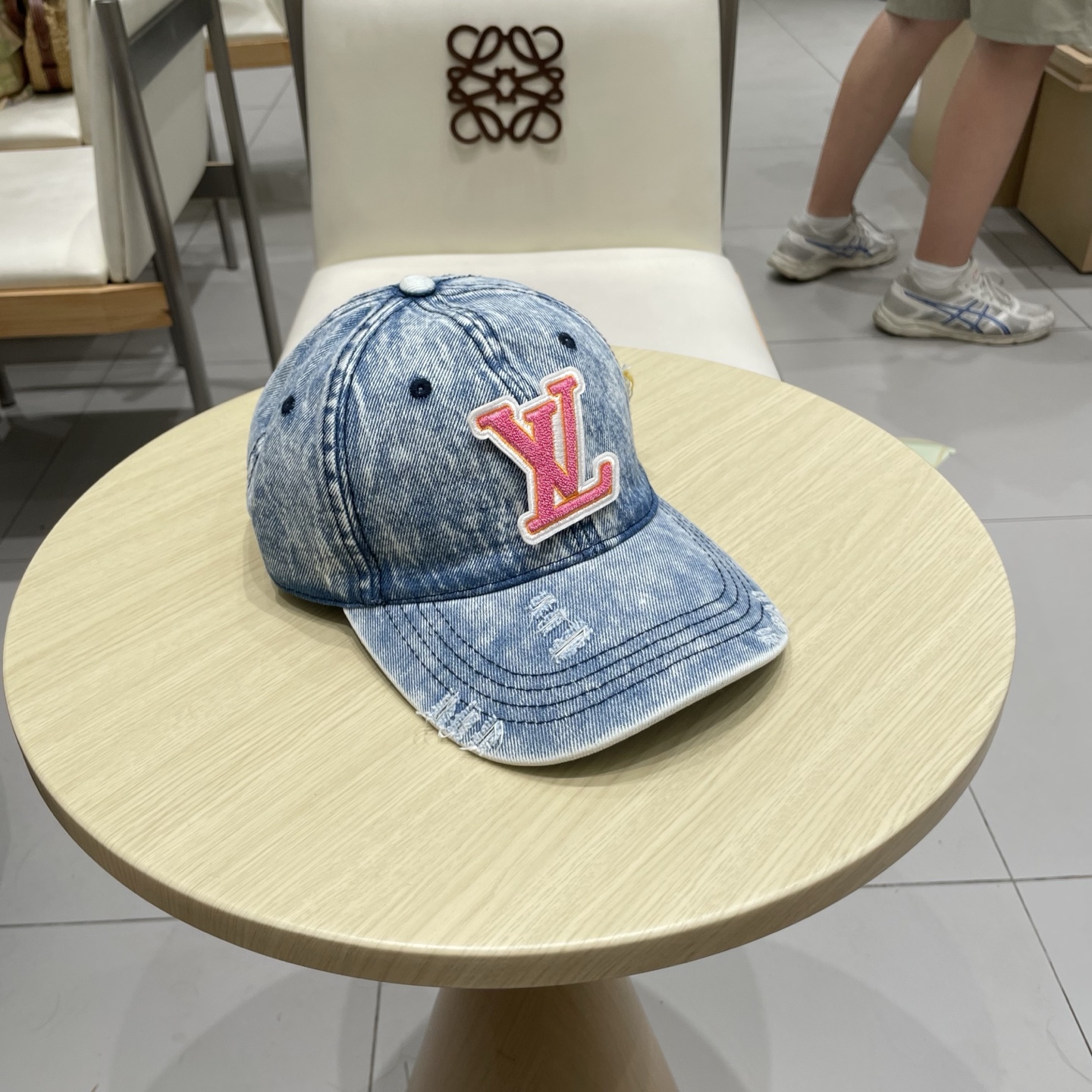  LV路易威登新款牛仔棒球帽
洗水牛仔风街头风十足
更符合现在时尚小哥哥小姐姐的style，机场街拍超飒