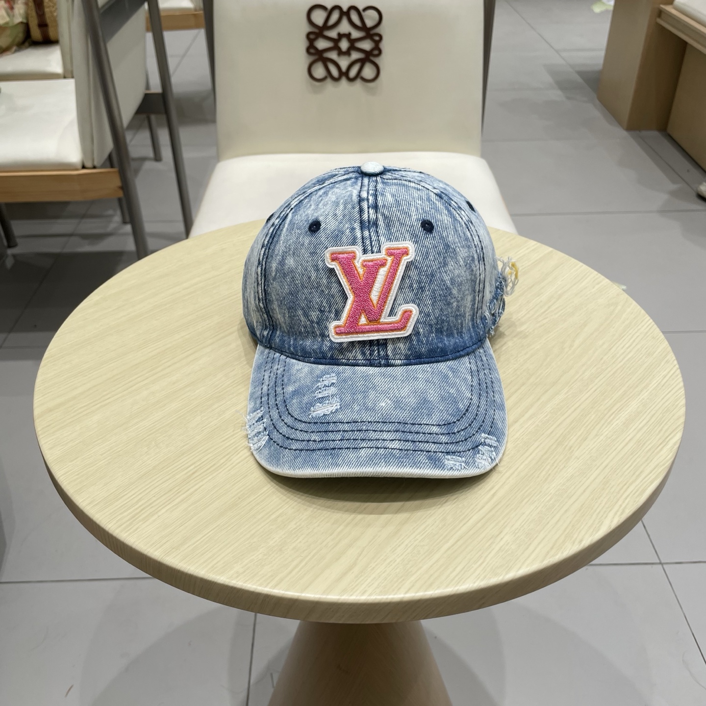  LV路易威登新款牛仔棒球帽
洗水牛仔风街头风十足
更符合现在时尚小哥哥小姐姐的style，机场街拍超飒