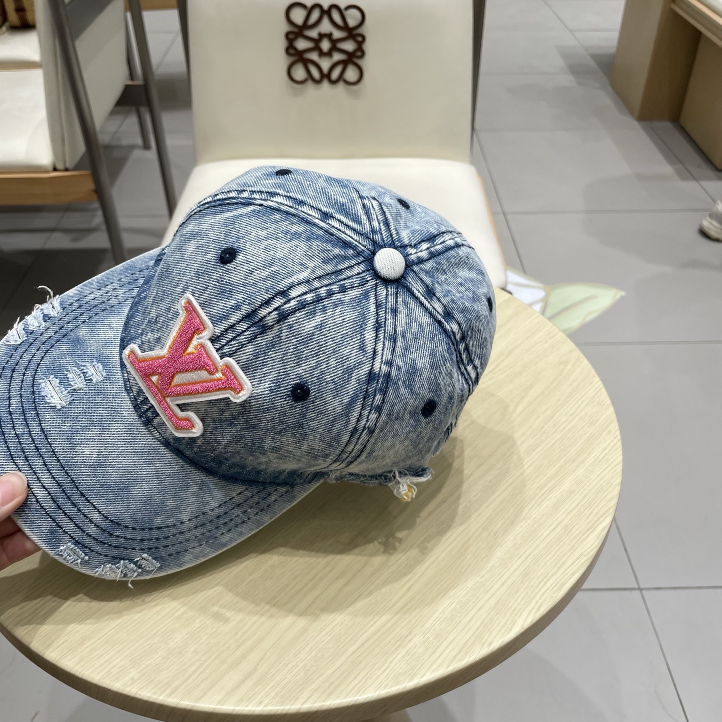  LV路易威登新款牛仔棒球帽
洗水牛仔风街头风十足
更符合现在时尚小哥哥小姐姐的style，机场街拍超飒