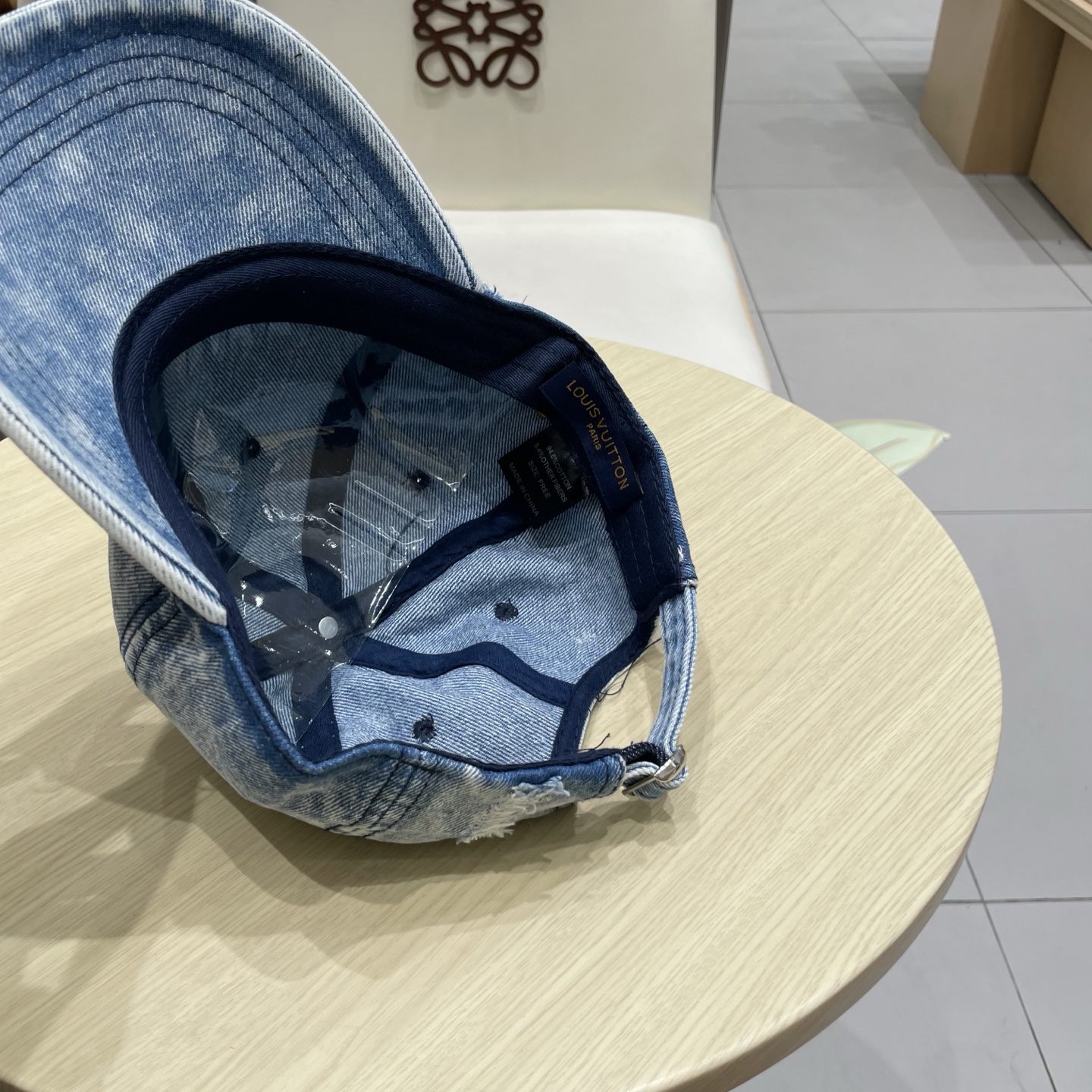  LV路易威登新款牛仔棒球帽
洗水牛仔风街头风十足
更符合现在时尚小哥哥小姐姐的style，机场街拍超飒