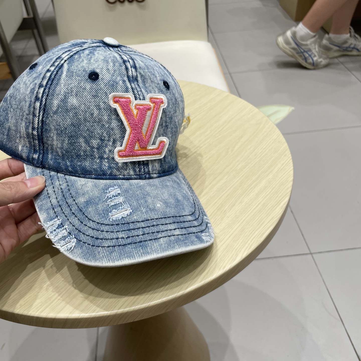  LV路易威登新款牛仔棒球帽
洗水牛仔风街头风十足
更符合现在时尚小哥哥小姐姐的style，机场街拍超飒