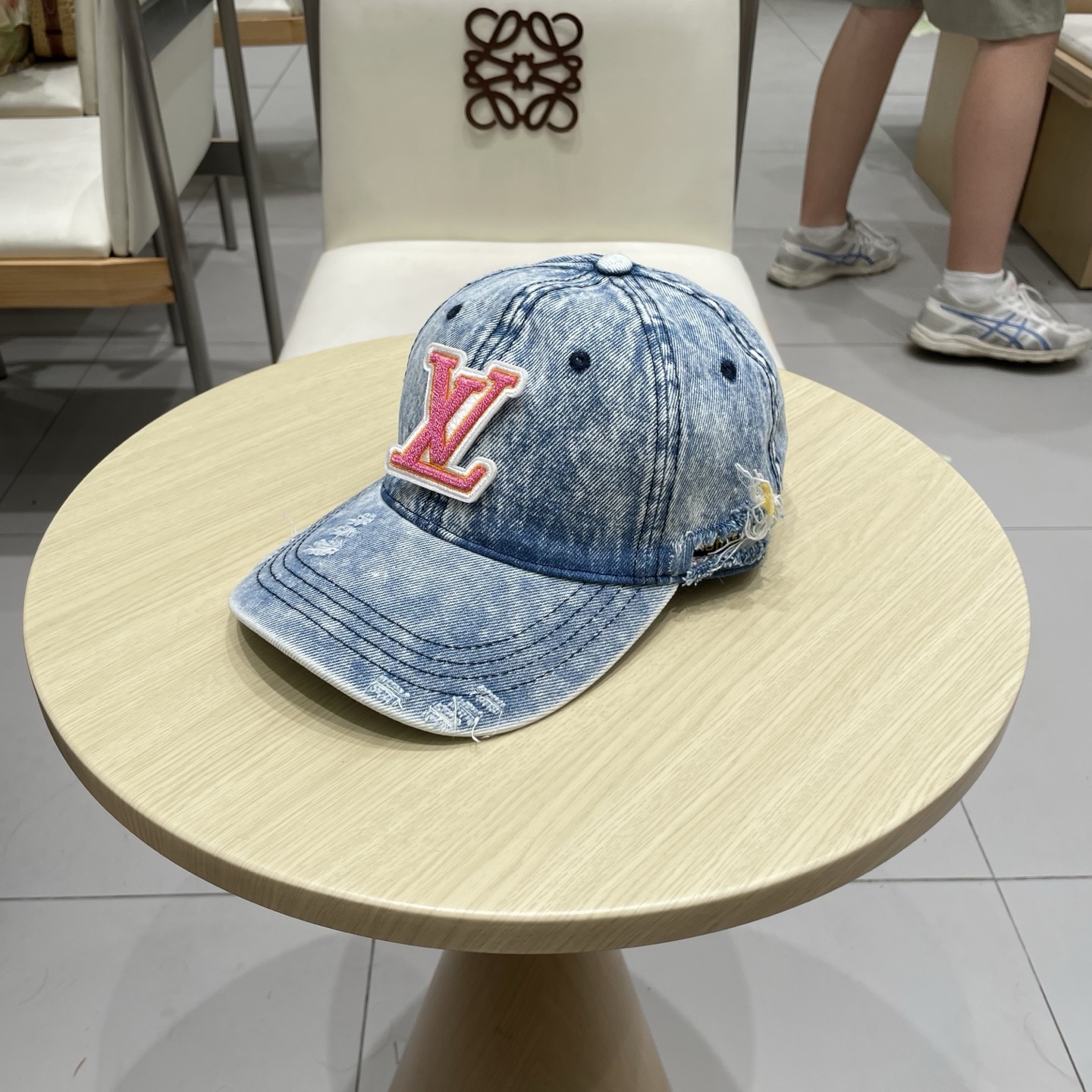 LV路易威登新款牛仔棒球帽
洗水牛仔风街头风十足
更符合现在时尚小哥哥小姐姐的style，机场街拍超飒
