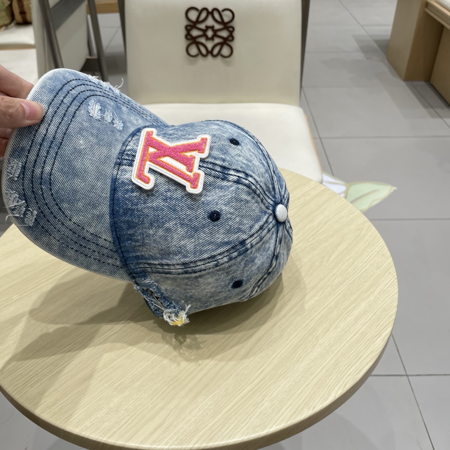  LV路易威登新款牛仔棒球帽
洗水牛仔风街头风十足
更符合现在时尚小哥哥小姐姐的style，机场街拍超飒