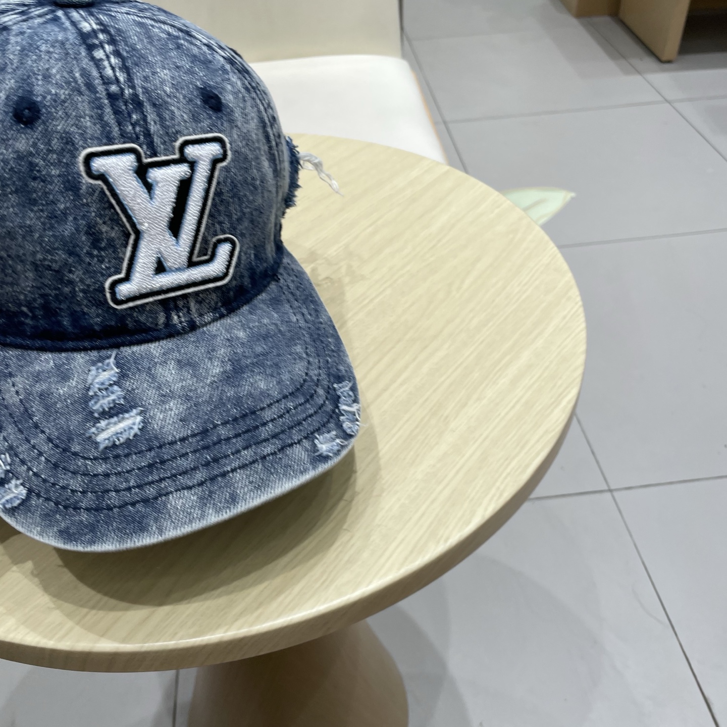  LV路易威登新款牛仔棒球帽
洗水牛仔风街头风十足
更符合现在时尚小哥哥小姐姐的style，机场街拍超飒