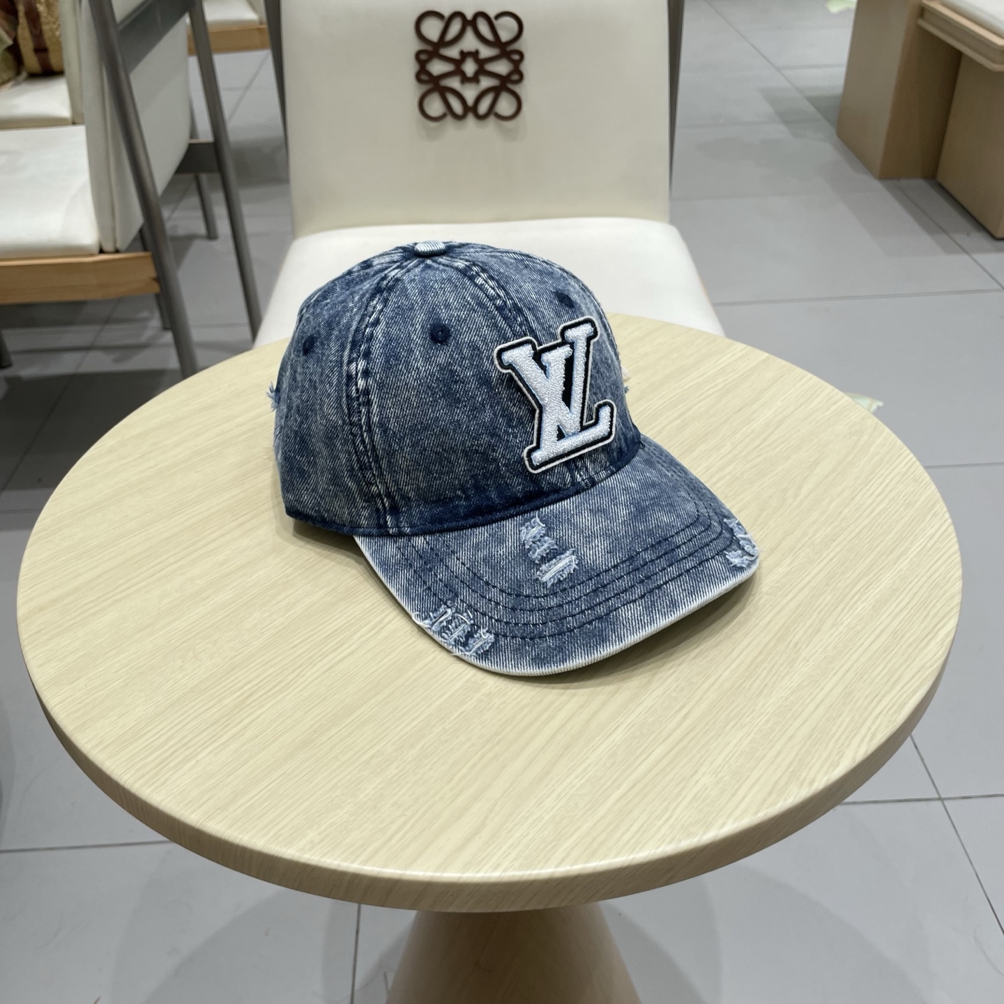  LV路易威登新款牛仔棒球帽
洗水牛仔风街头风十足
更符合现在时尚小哥哥小姐姐的style，机场街拍超飒