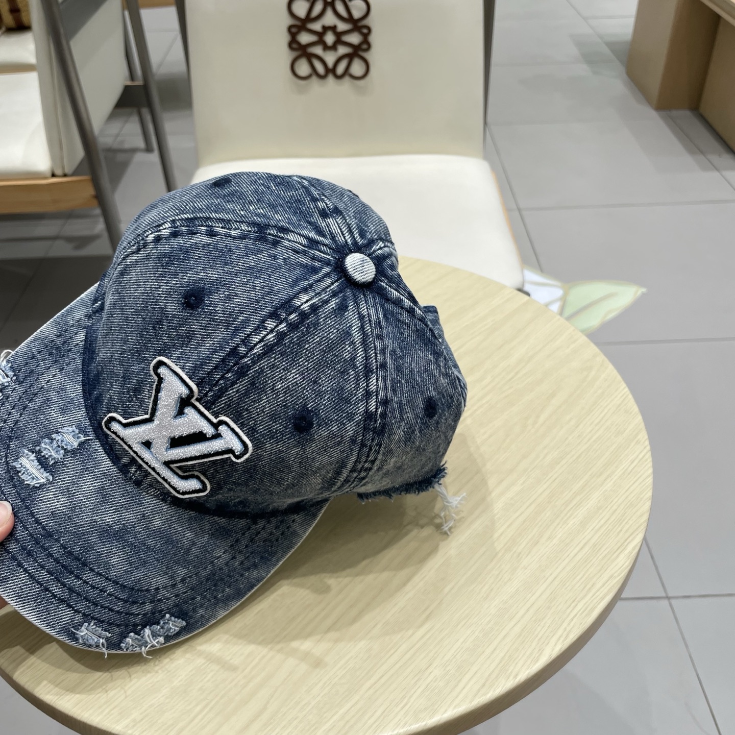  LV路易威登新款牛仔棒球帽
洗水牛仔风街头风十足
更符合现在时尚小哥哥小姐姐的style，机场街拍超飒
