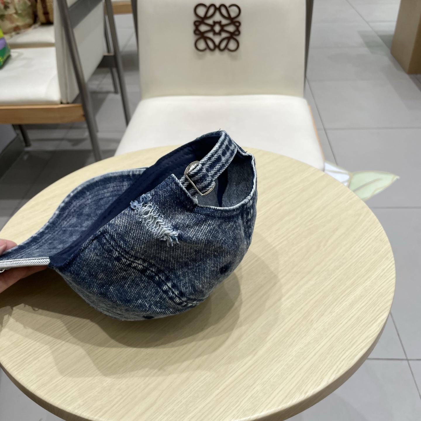  LV路易威登新款牛仔棒球帽
洗水牛仔风街头风十足
更符合现在时尚小哥哥小姐姐的style，机场街拍超飒