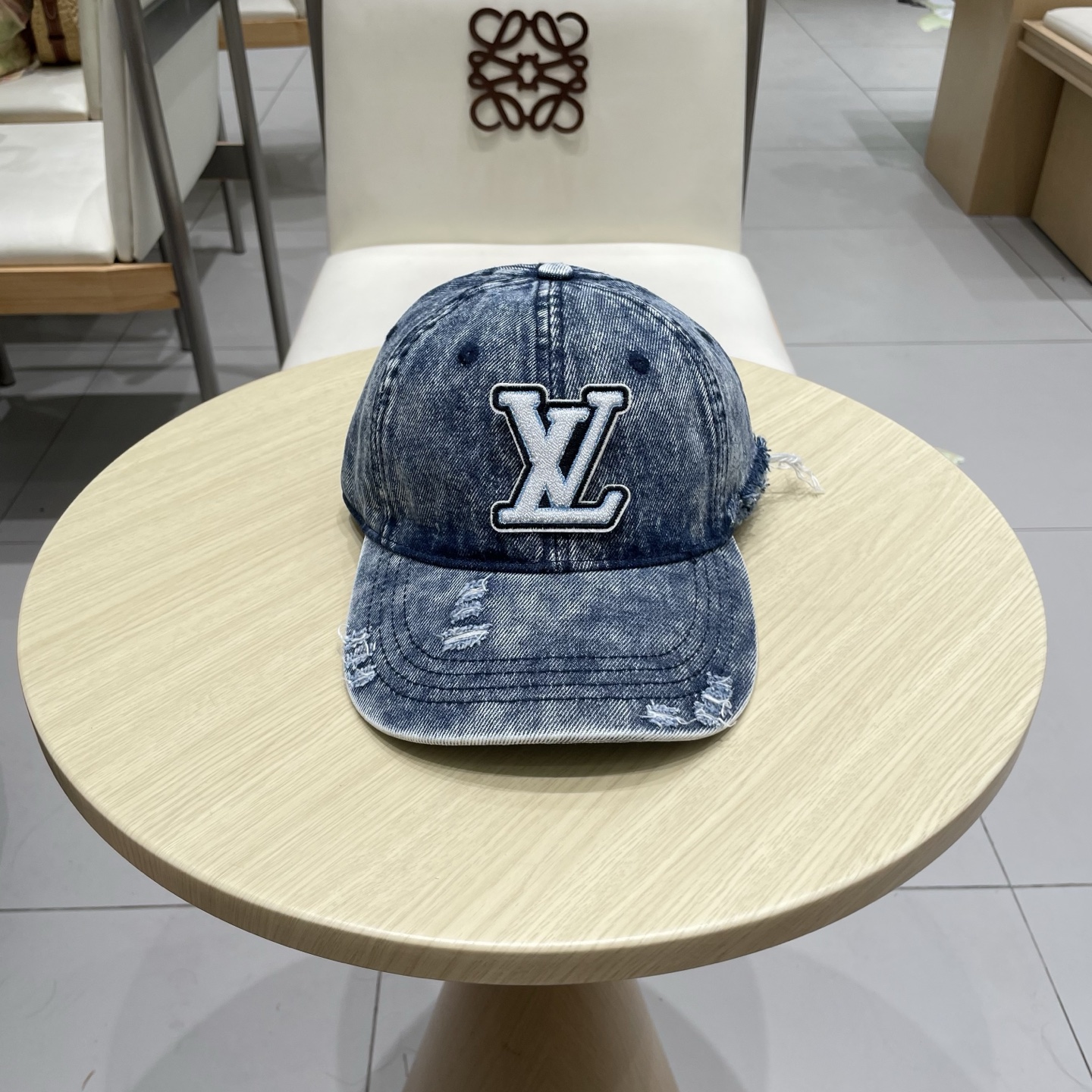  LV路易威登新款牛仔棒球帽
洗水牛仔风街头风十足
更符合现在时尚小哥哥小姐姐的style，机场街拍超飒