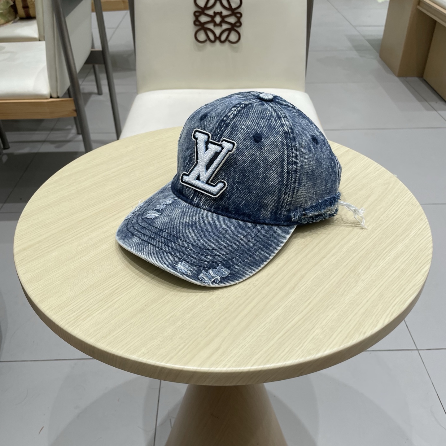  LV路易威登新款牛仔棒球帽
洗水牛仔风街头风十足
更符合现在时尚小哥哥小姐姐的style，机场街拍超飒