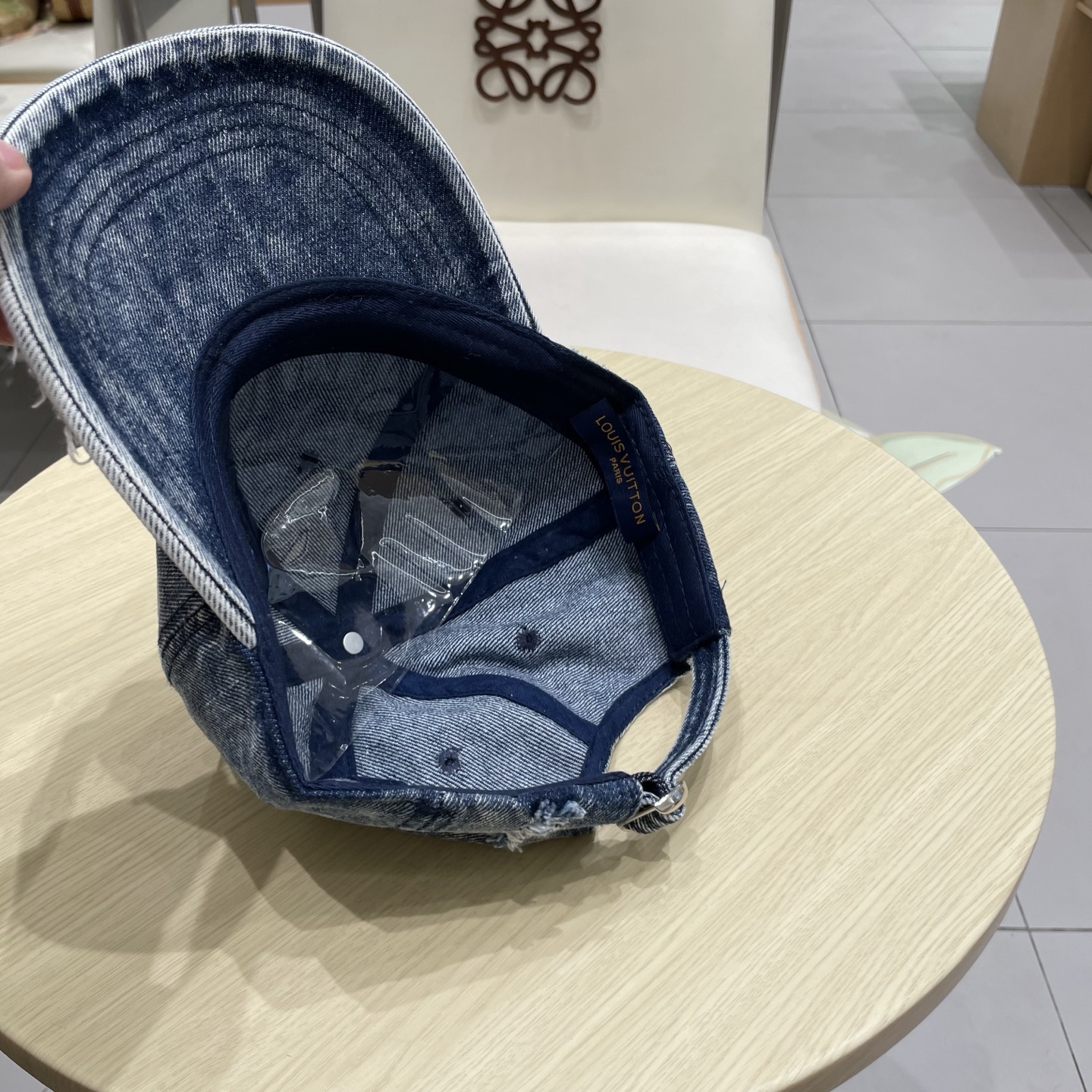  LV路易威登新款牛仔棒球帽
洗水牛仔风街头风十足
更符合现在时尚小哥哥小姐姐的style，机场街拍超飒