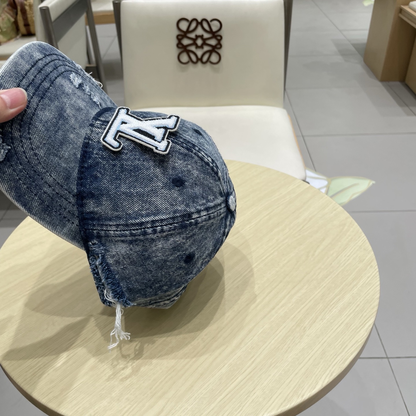  LV路易威登新款牛仔棒球帽
洗水牛仔风街头风十足
更符合现在时尚小哥哥小姐姐的style，机场街拍超飒