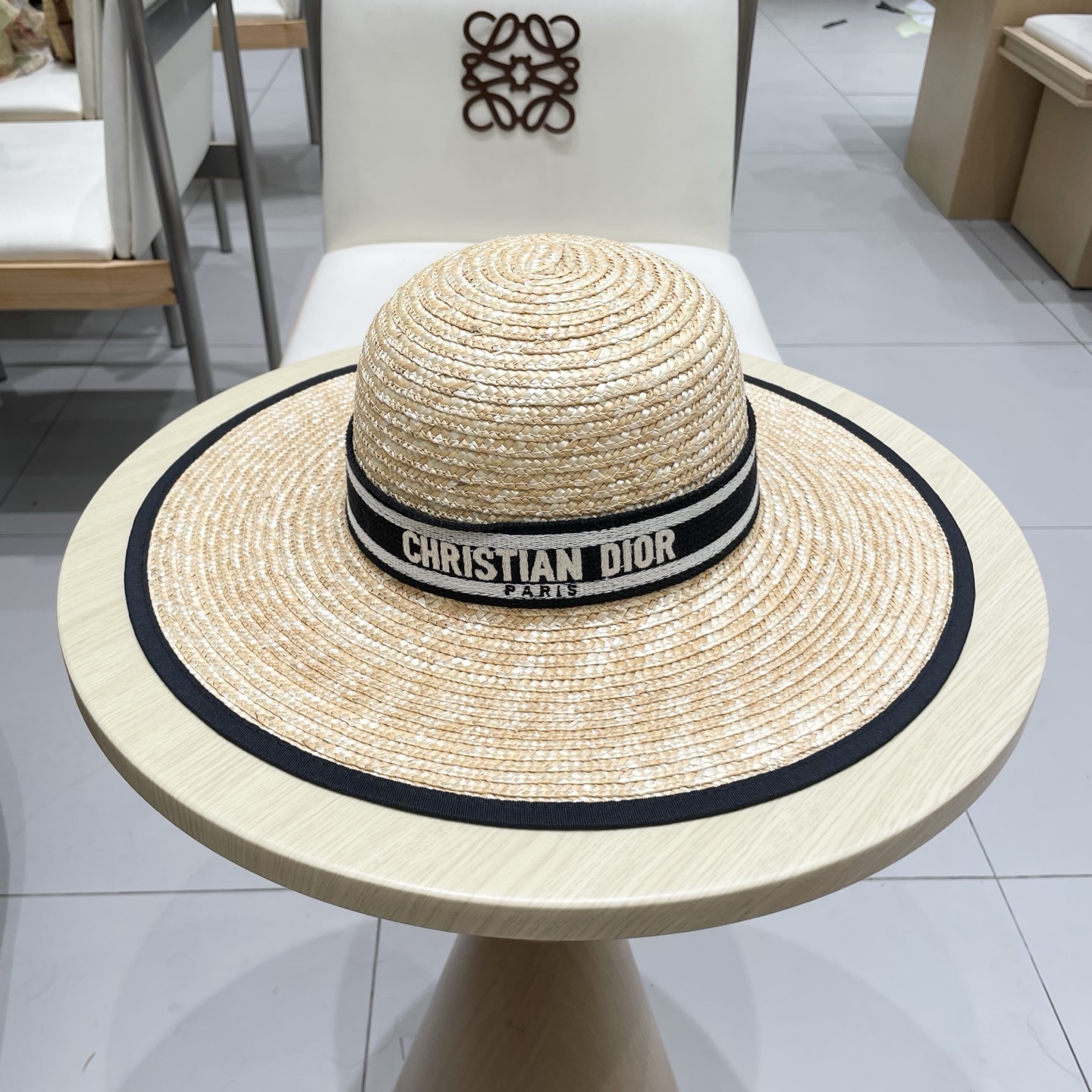  高版本
Dior迪奥官方款麦秆草帽，高密度制作，一顶超级有品位的草帽了~出街首选！帽型超美腻颜色妥妥，