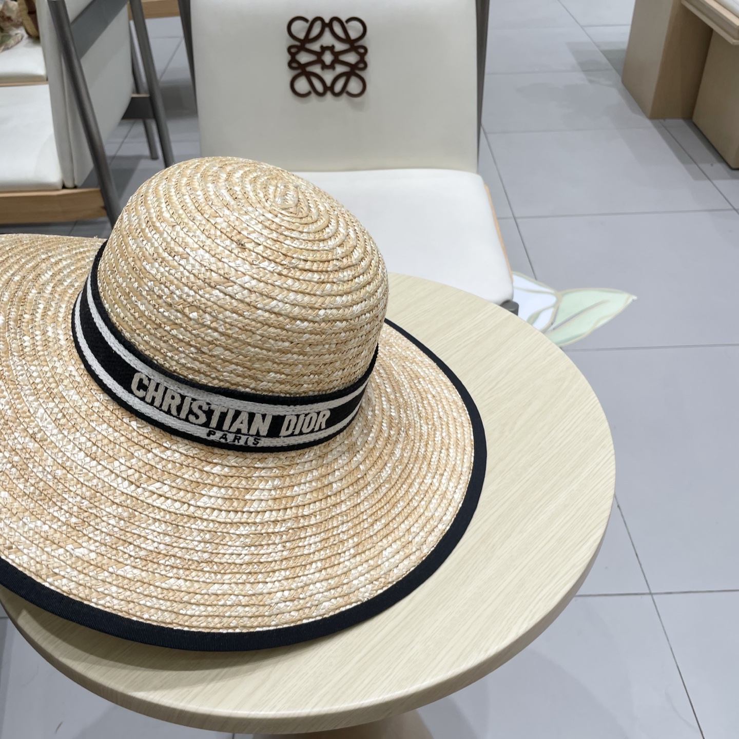  高版本
Dior迪奥官方款麦秆草帽，高密度制作，一顶超级有品位的草帽了~出街首选！帽型超美腻颜色妥妥，