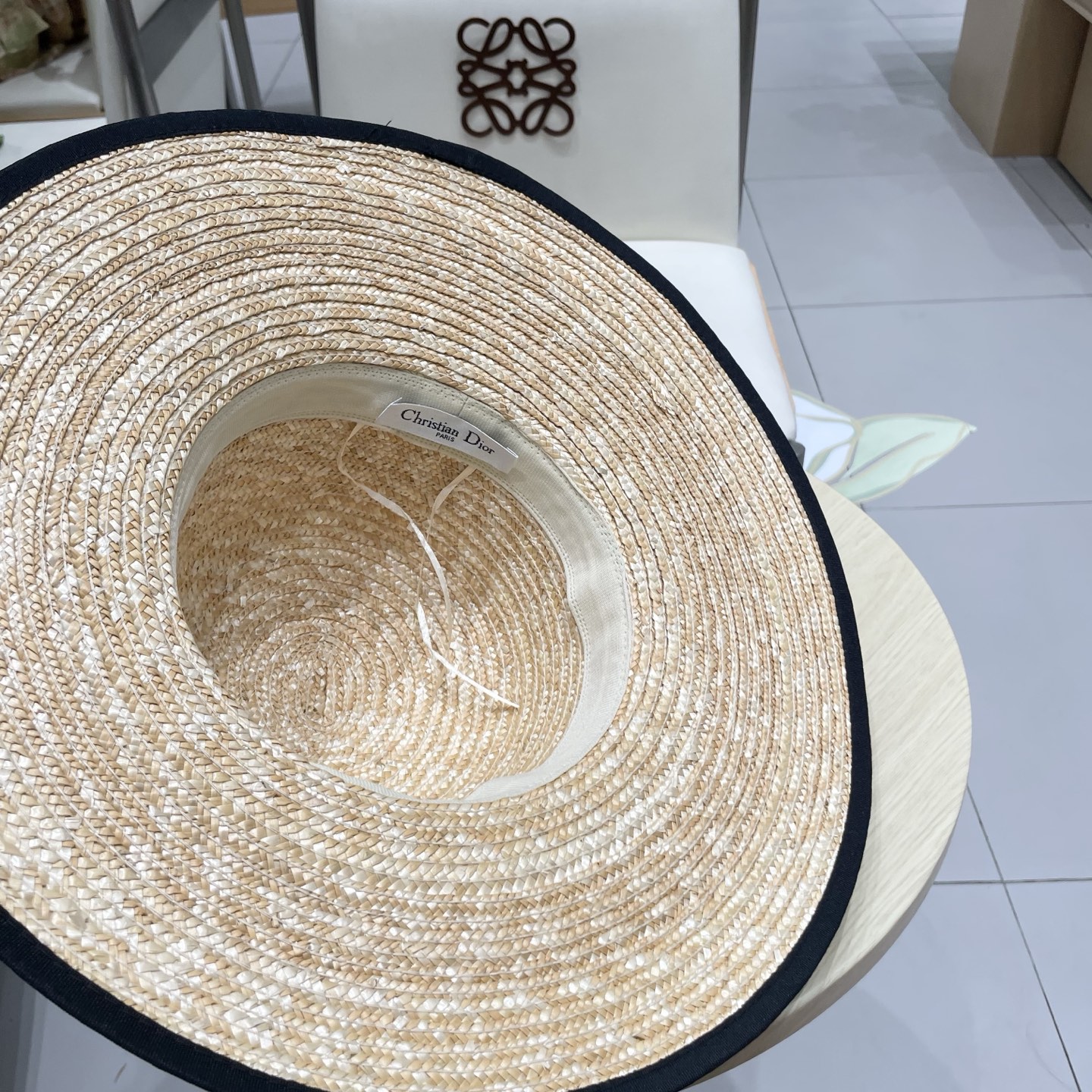  高版本
Dior迪奥官方款麦秆草帽，高密度制作，一顶超级有品位的草帽了~出街首选！帽型超美腻颜色妥妥，