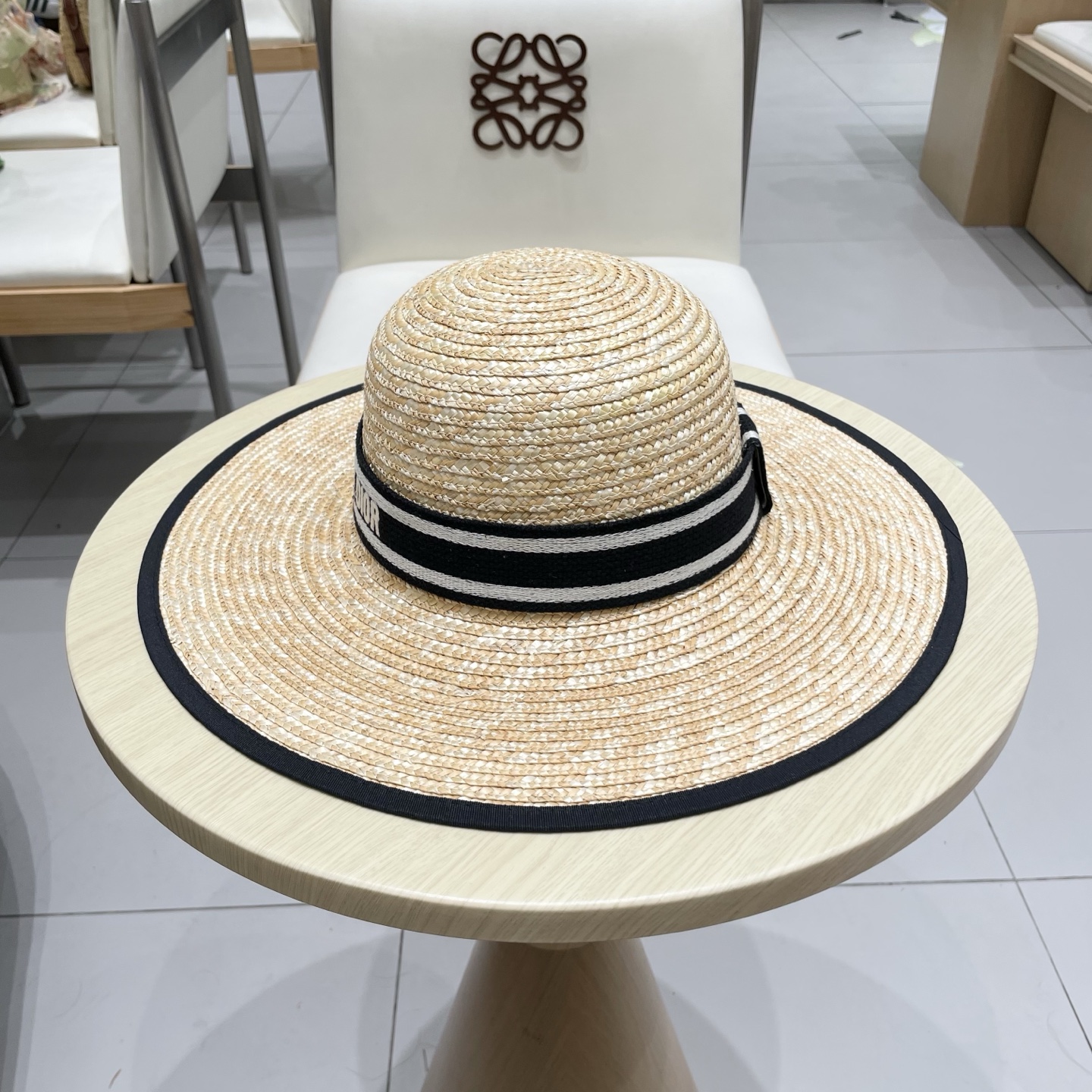  高版本
Dior迪奥官方款麦秆草帽，高密度制作，一顶超级有品位的草帽了~出街首选！帽型超美腻颜色妥妥，