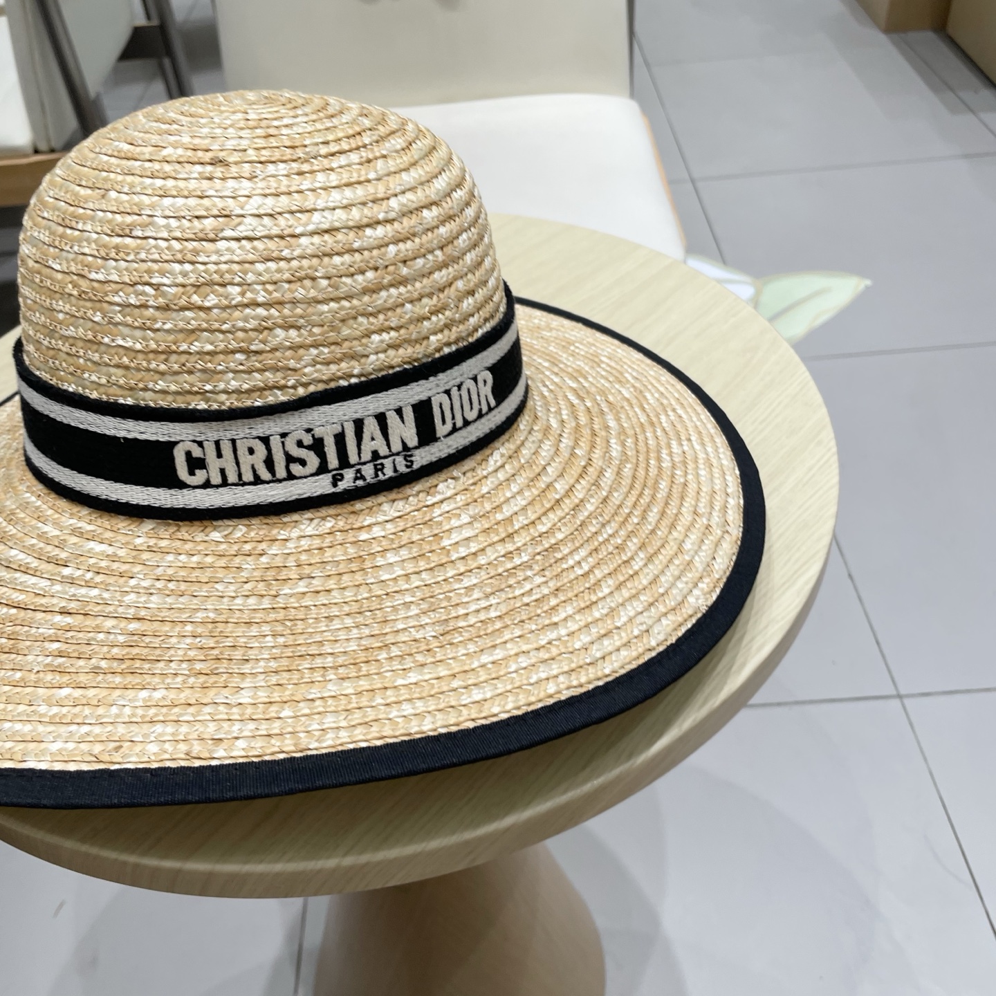  高版本
Dior迪奥官方款麦秆草帽，高密度制作，一顶超级有品位的草帽了~出街首选！帽型超美腻颜色妥妥，