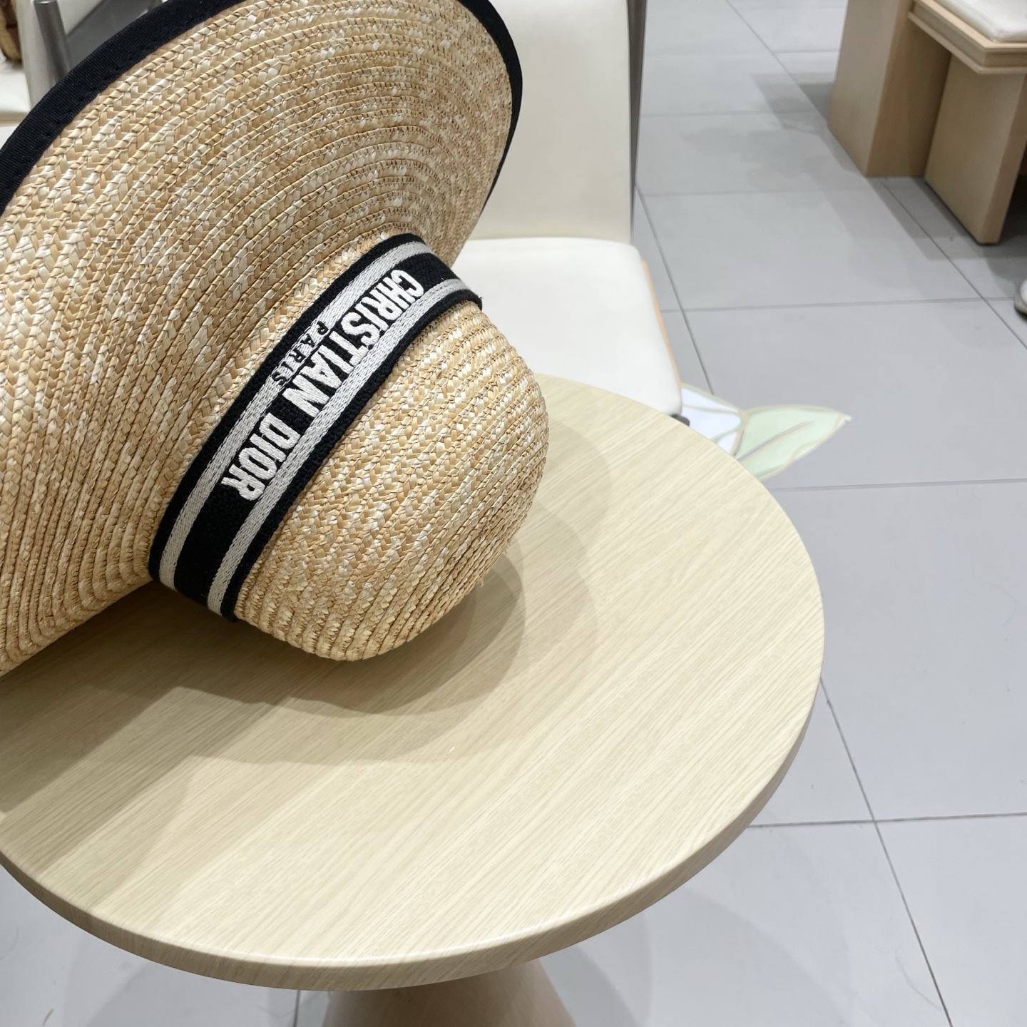  高版本
Dior迪奥官方款麦秆草帽，高密度制作，一顶超级有品位的草帽了~出街首选！帽型超美腻颜色妥妥，