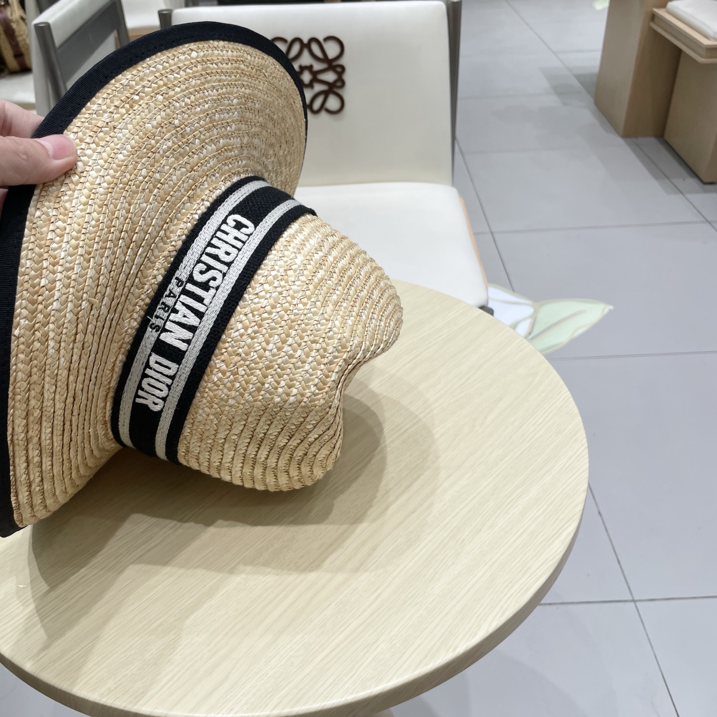  高版本
Dior迪奥官方款麦秆草帽，高密度制作，一顶超级有品位的草帽了~出街首选！帽型超美腻颜色妥妥，