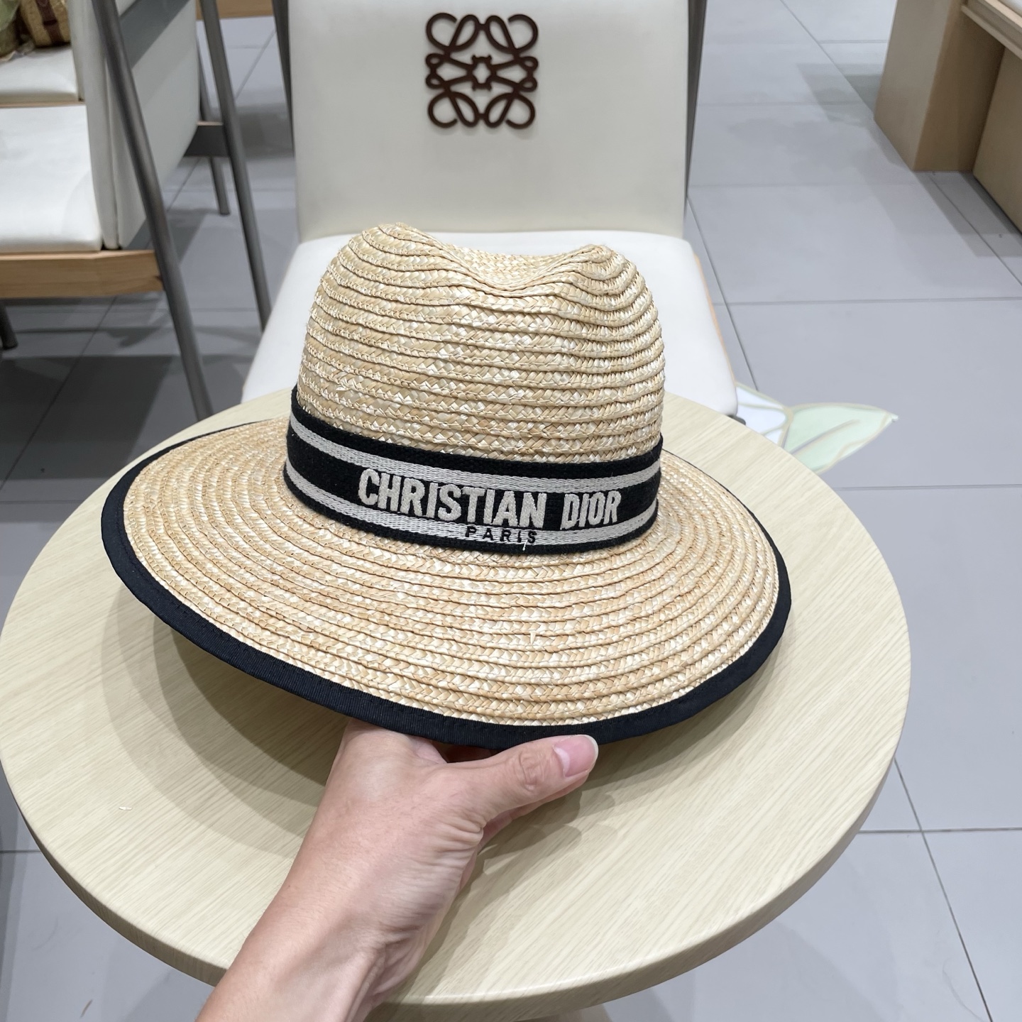  高版本
Dior迪奥官方款麦秆草帽，高密度制作，一顶超级有品位的草帽了~出街首选！帽型超美腻颜色妥妥，