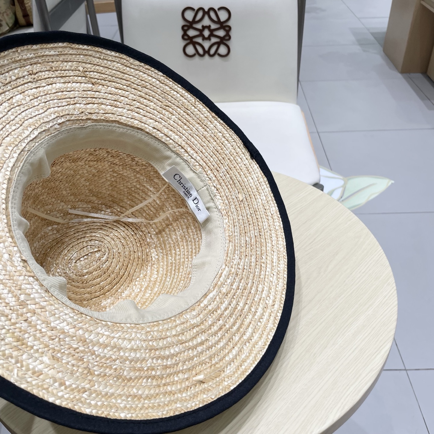  高版本
Dior迪奥官方款麦秆草帽，高密度制作，一顶超级有品位的草帽了~出街首选！帽型超美腻颜色妥妥，