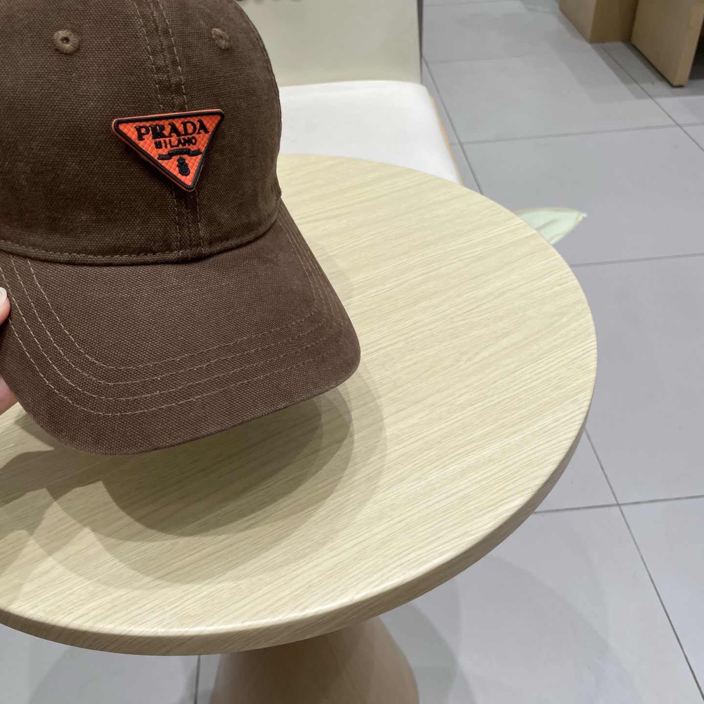   Pr@da 普拉达牛仔布倒三角棒球帽，秀场同款，面料柔软舒适
百搭休闲款，闭眼