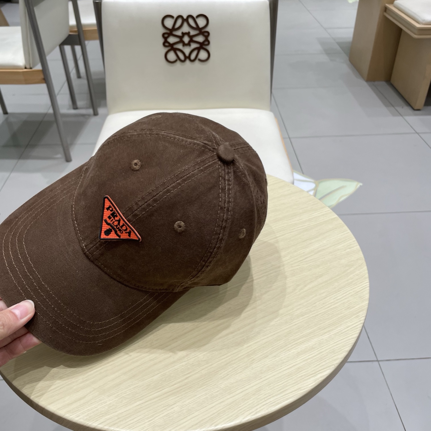   Pr@da 普拉达牛仔布倒三角棒球帽，秀场同款，面料柔软舒适
百搭休闲款，闭眼