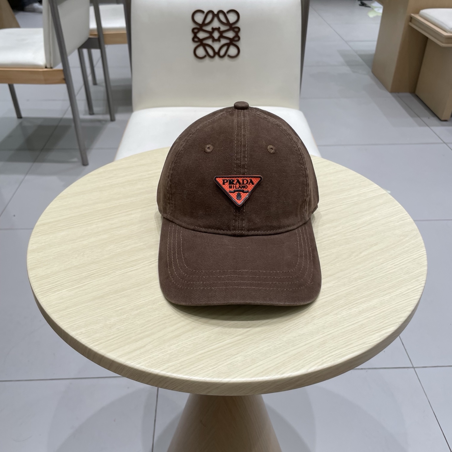   Pr@da 普拉达牛仔布倒三角棒球帽，秀场同款，面料柔软舒适
百搭休闲款，闭眼