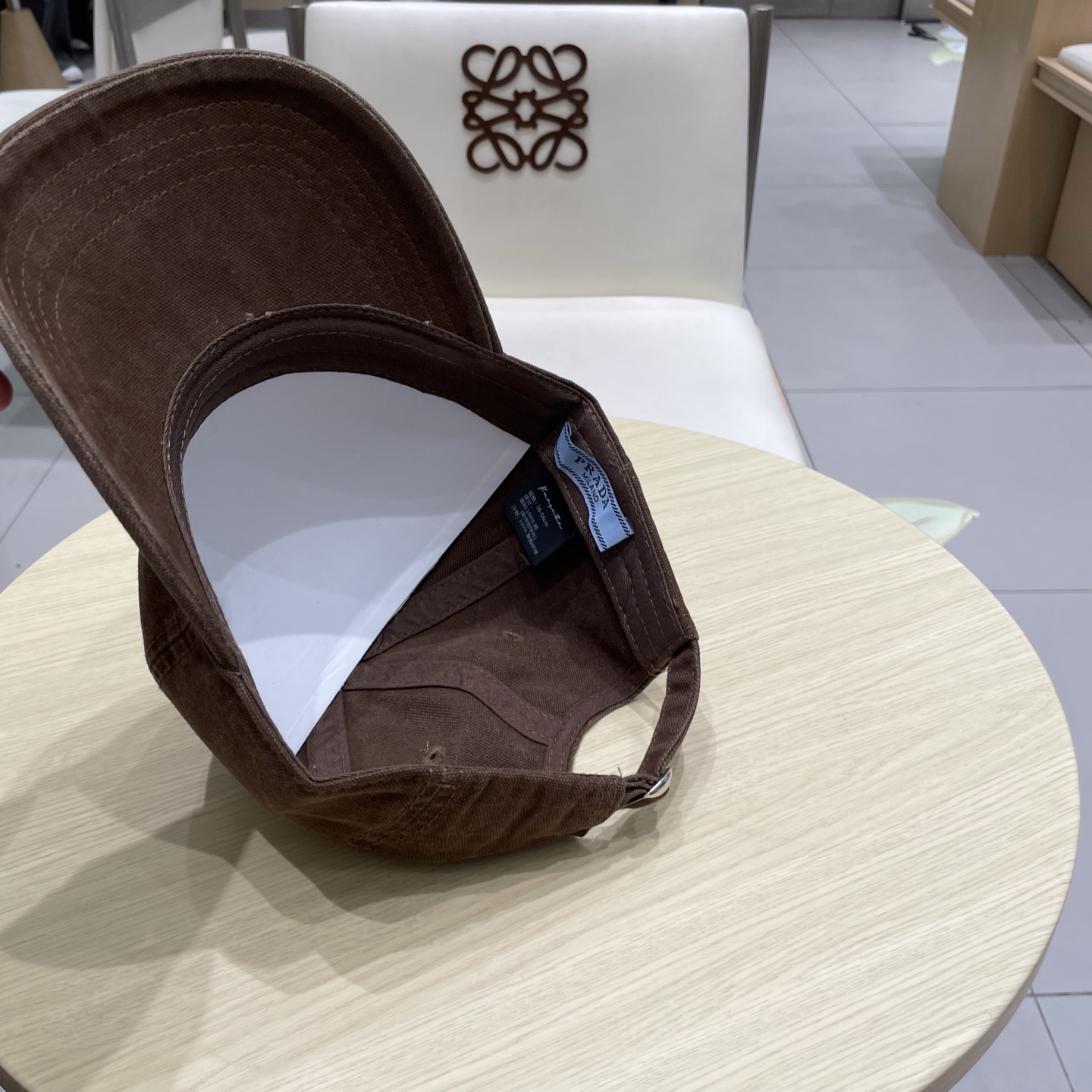   Pr@da 普拉达牛仔布倒三角棒球帽，秀场同款，面料柔软舒适
百搭休闲款，闭眼