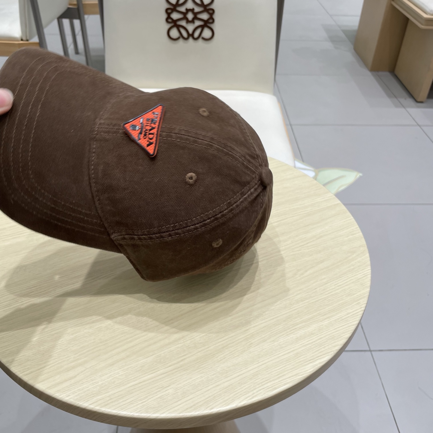   Pr@da 普拉达牛仔布倒三角棒球帽，秀场同款，面料柔软舒适
百搭休闲款，闭眼