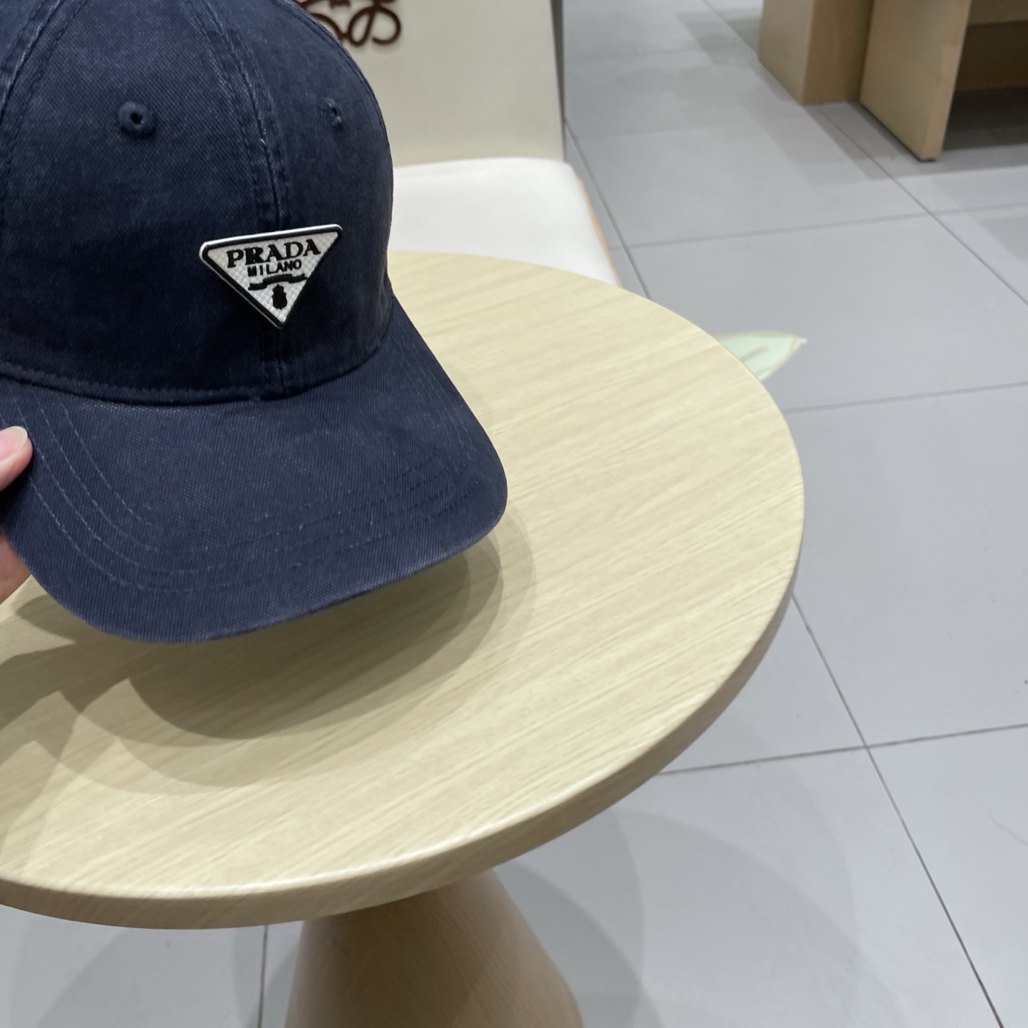   Pr@da 普拉达牛仔布倒三角棒球帽，秀场同款，面料柔软舒适
百搭休闲款，闭眼