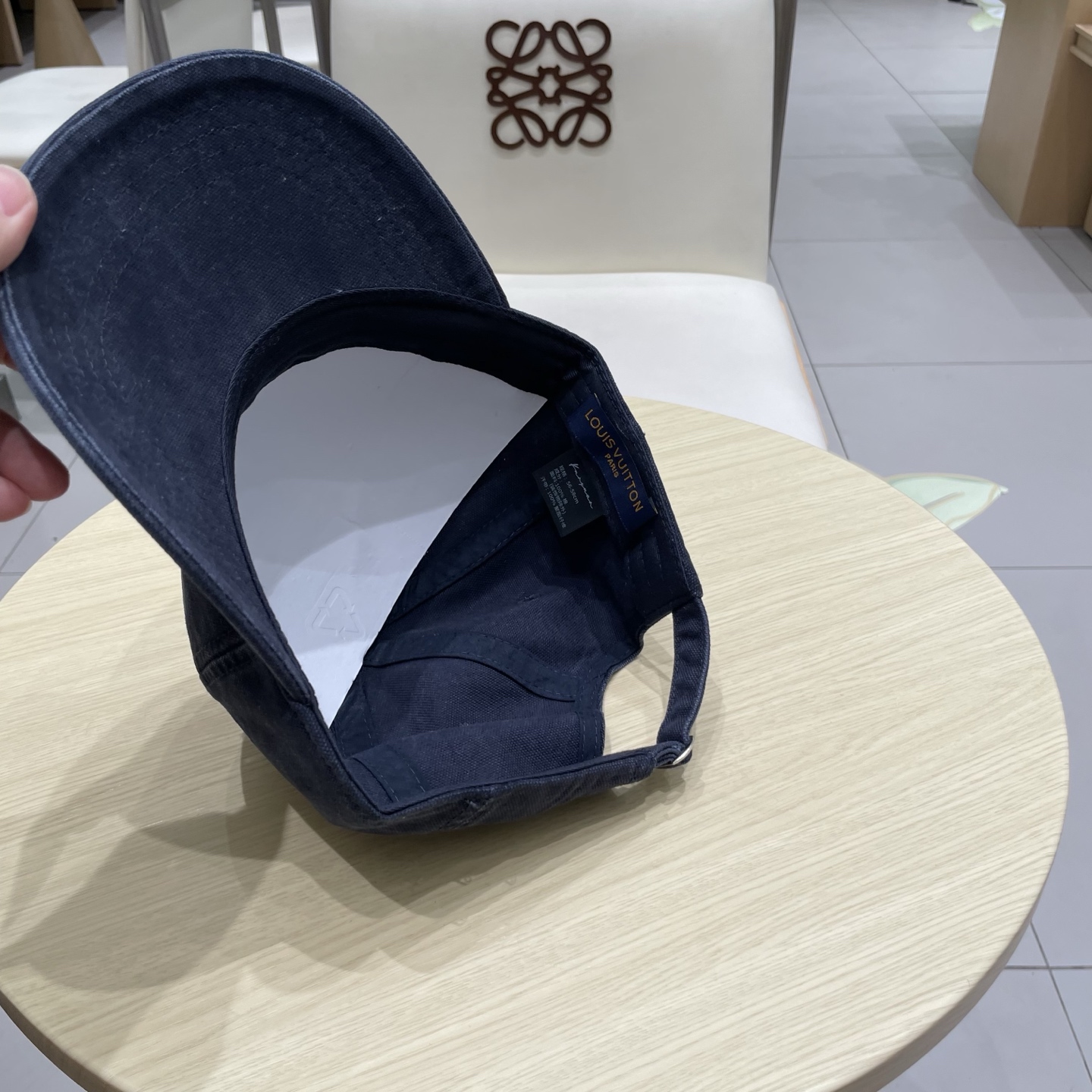   Pr@da 普拉达牛仔布倒三角棒球帽，秀场同款，面料柔软舒适
百搭休闲款，闭眼