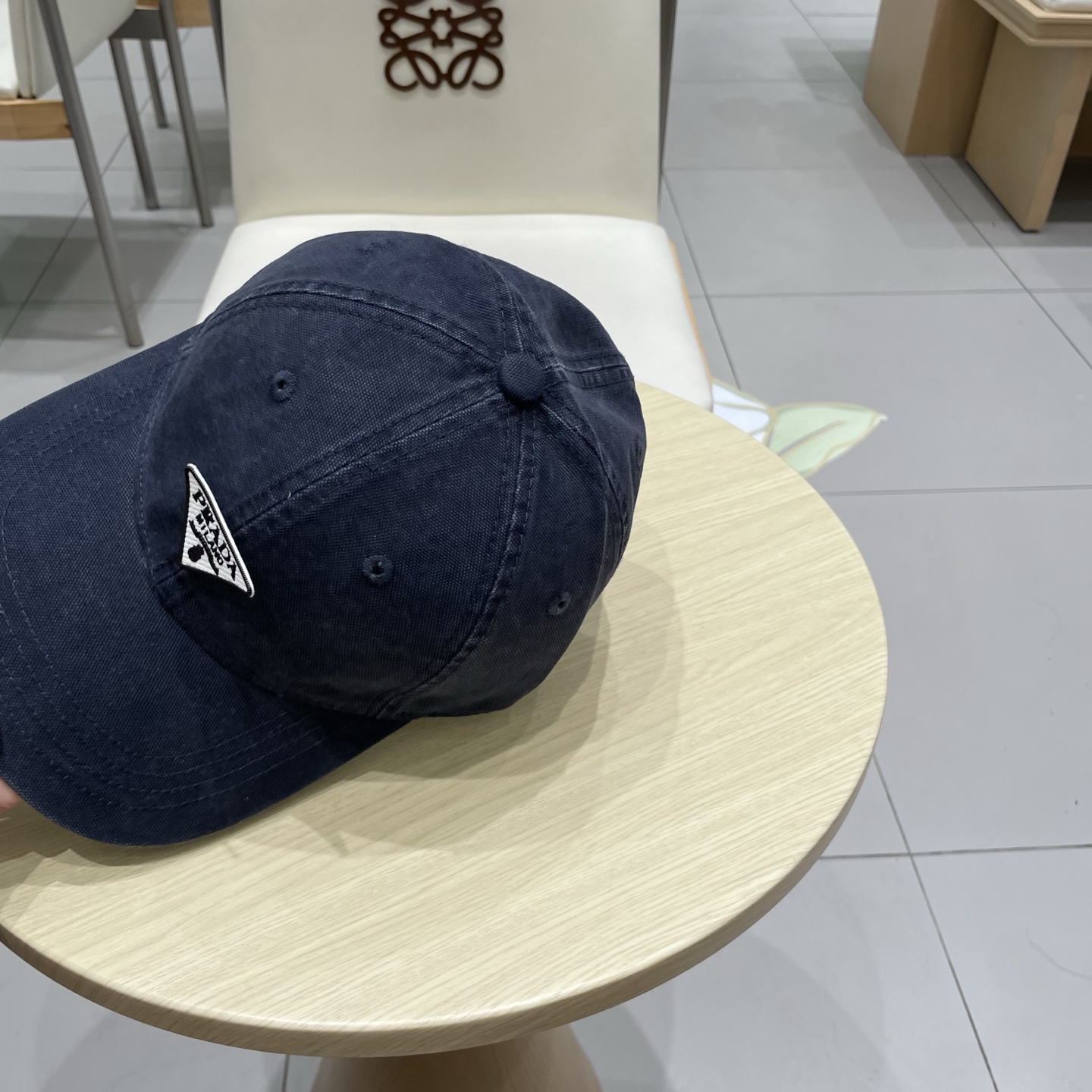   Pr@da 普拉达牛仔布倒三角棒球帽，秀场同款，面料柔软舒适
百搭休闲款，闭眼