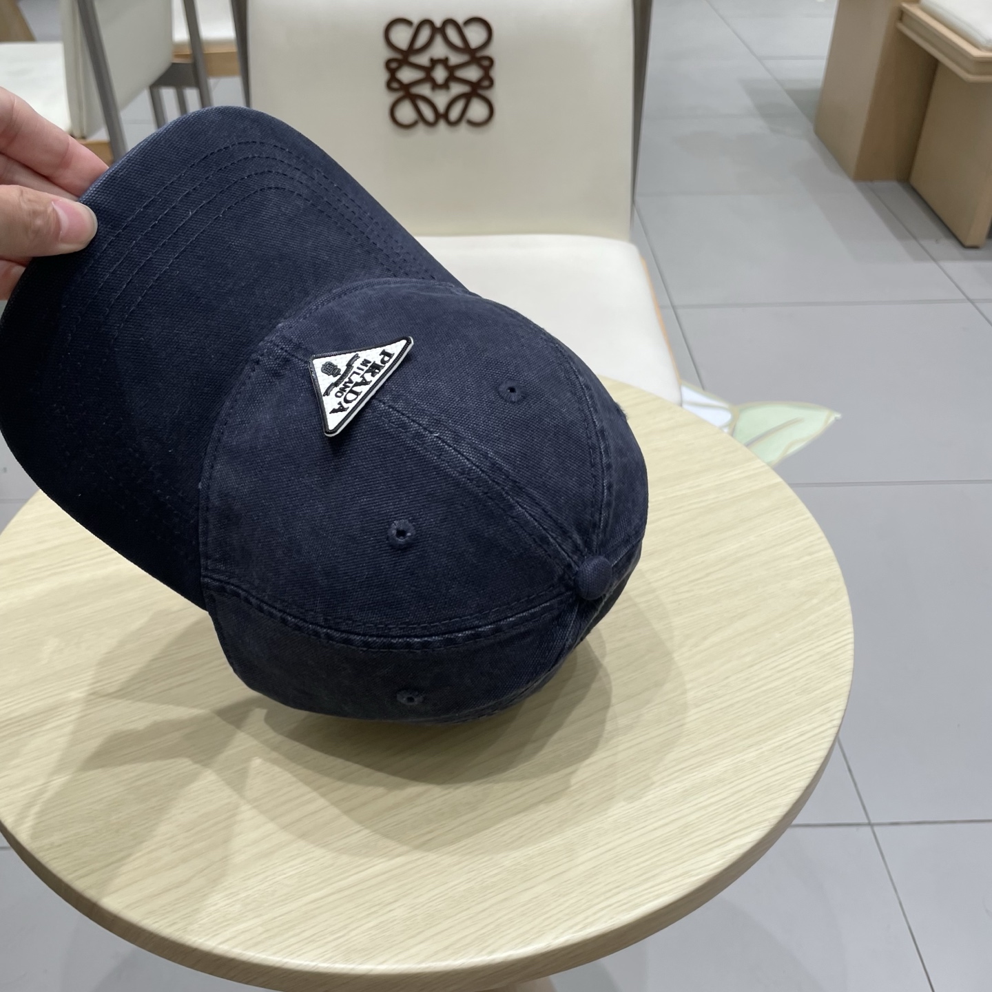   Pr@da 普拉达牛仔布倒三角棒球帽，秀场同款，面料柔软舒适
百搭休闲款，闭眼