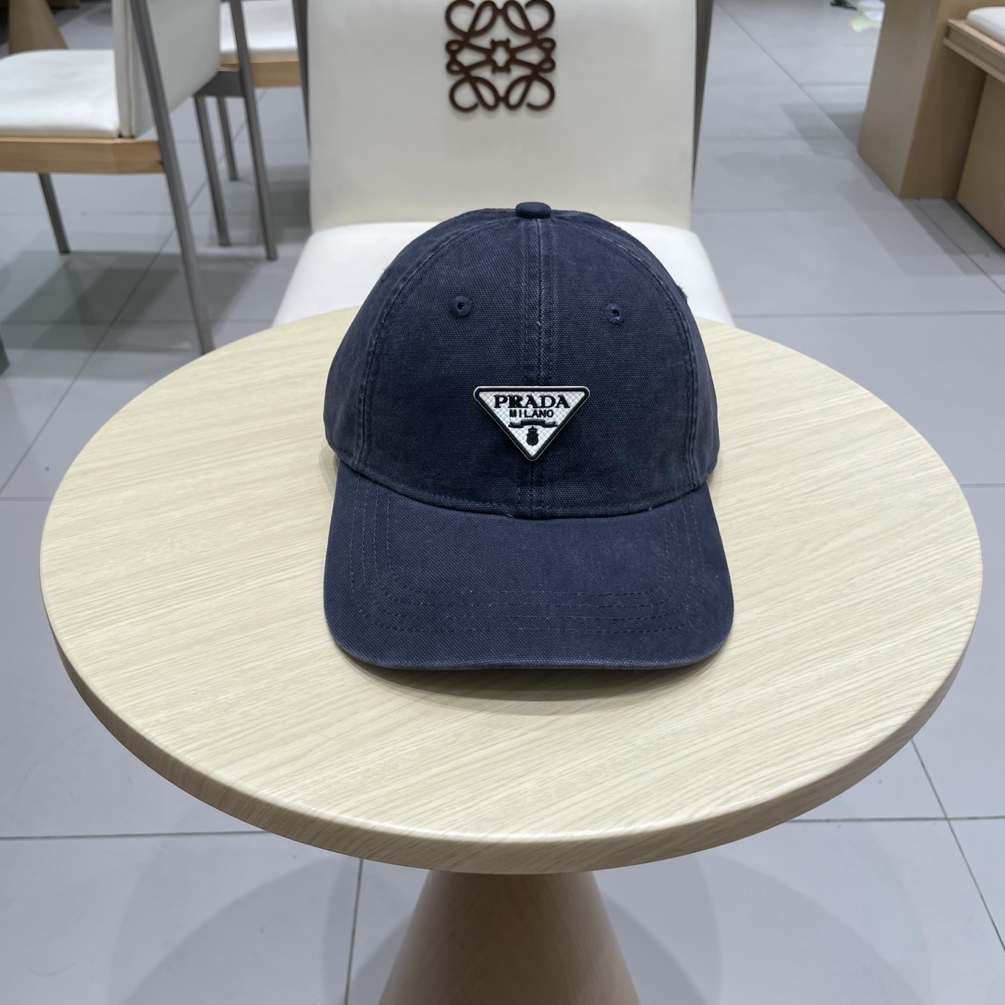   Pr@da 普拉达牛仔布倒三角棒球帽，秀场同款，面料柔软舒适
百搭休闲款，闭眼