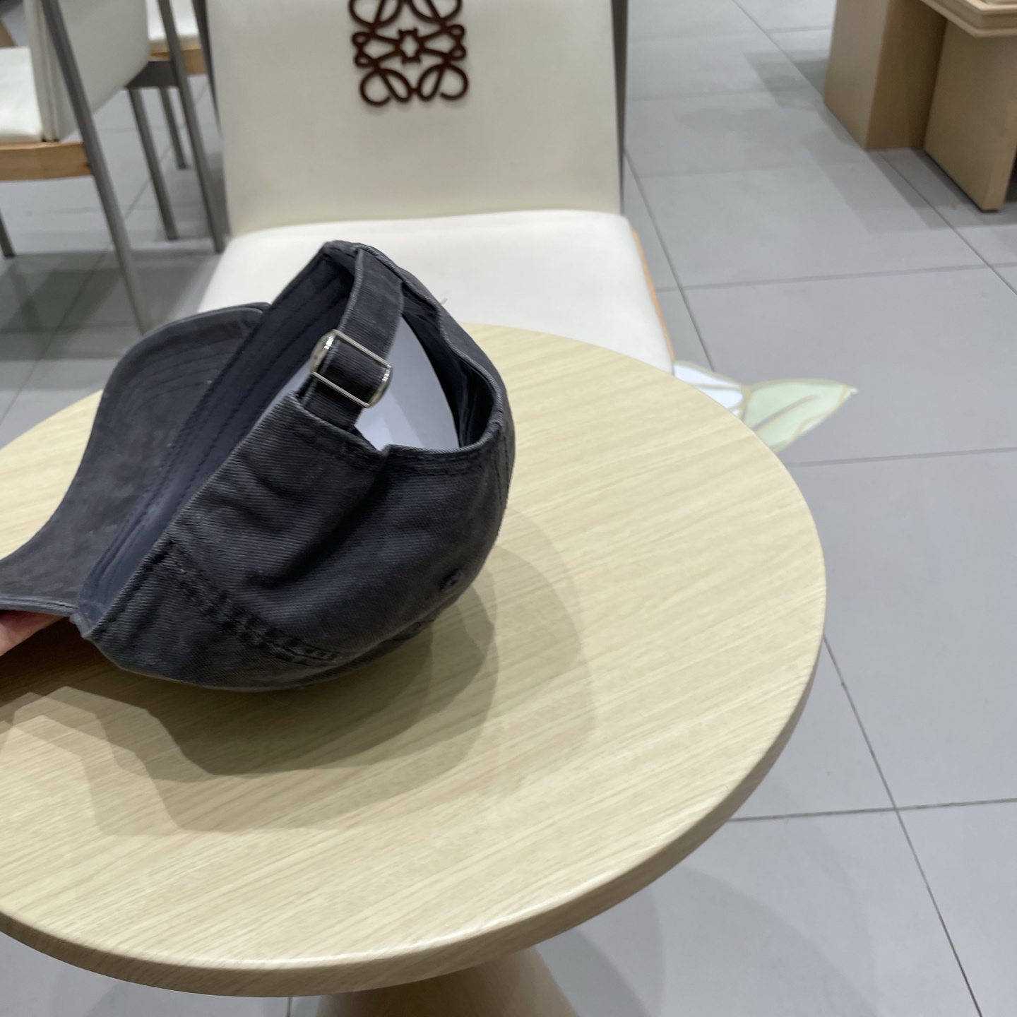   Pr@da 普拉达牛仔布倒三角棒球帽，秀场同款，面料柔软舒适
百搭休闲款，闭眼