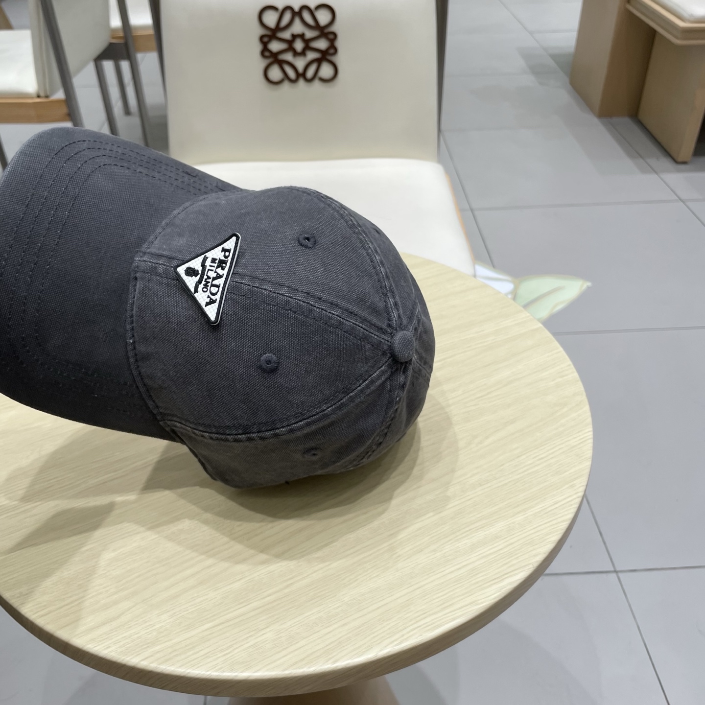   Pr@da 普拉达牛仔布倒三角棒球帽，秀场同款，面料柔软舒适
百搭休闲款，闭眼